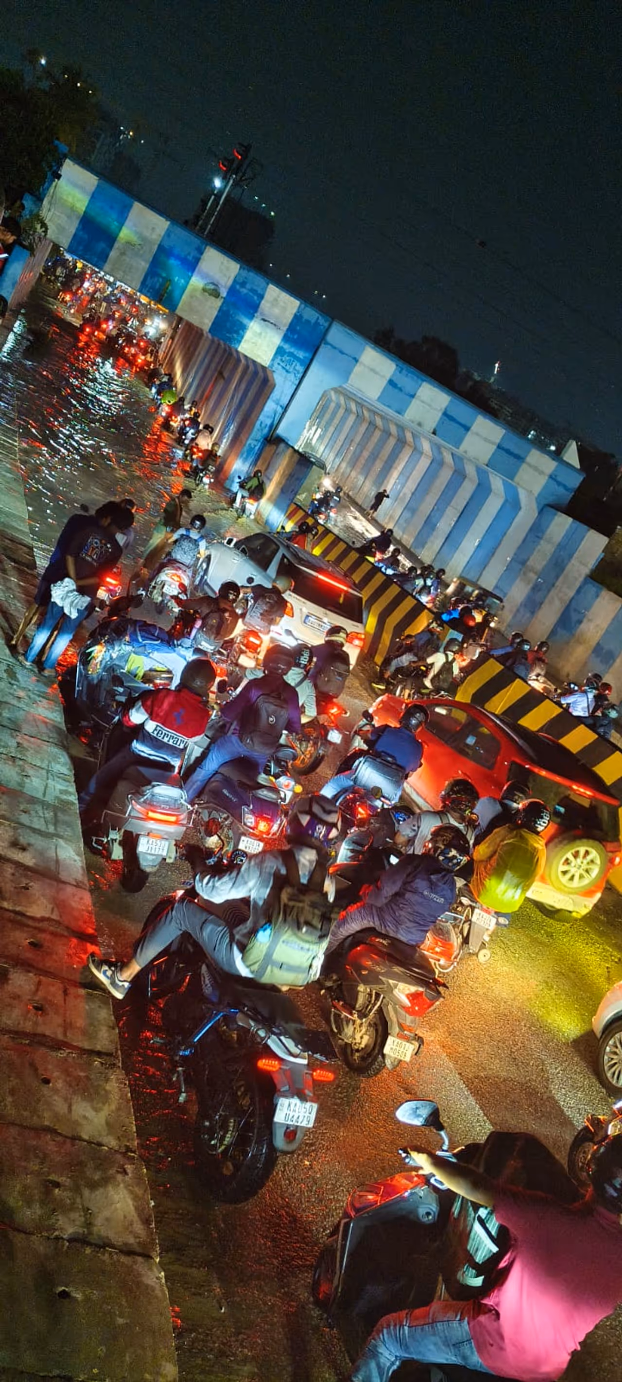 Bengaluru rains: ಬೆಳ್ಳಂಬೆಳಗ್ಗೆಯೇ ಮಳೆರಾಯನ ಅರ್ಭಟ Bengaluru rains: ಬೆಳ್ಳಂಬೆಳಗ್ಗೆಯೇ ಮಳೆರಾಯನ ಅರ್ಭಟ