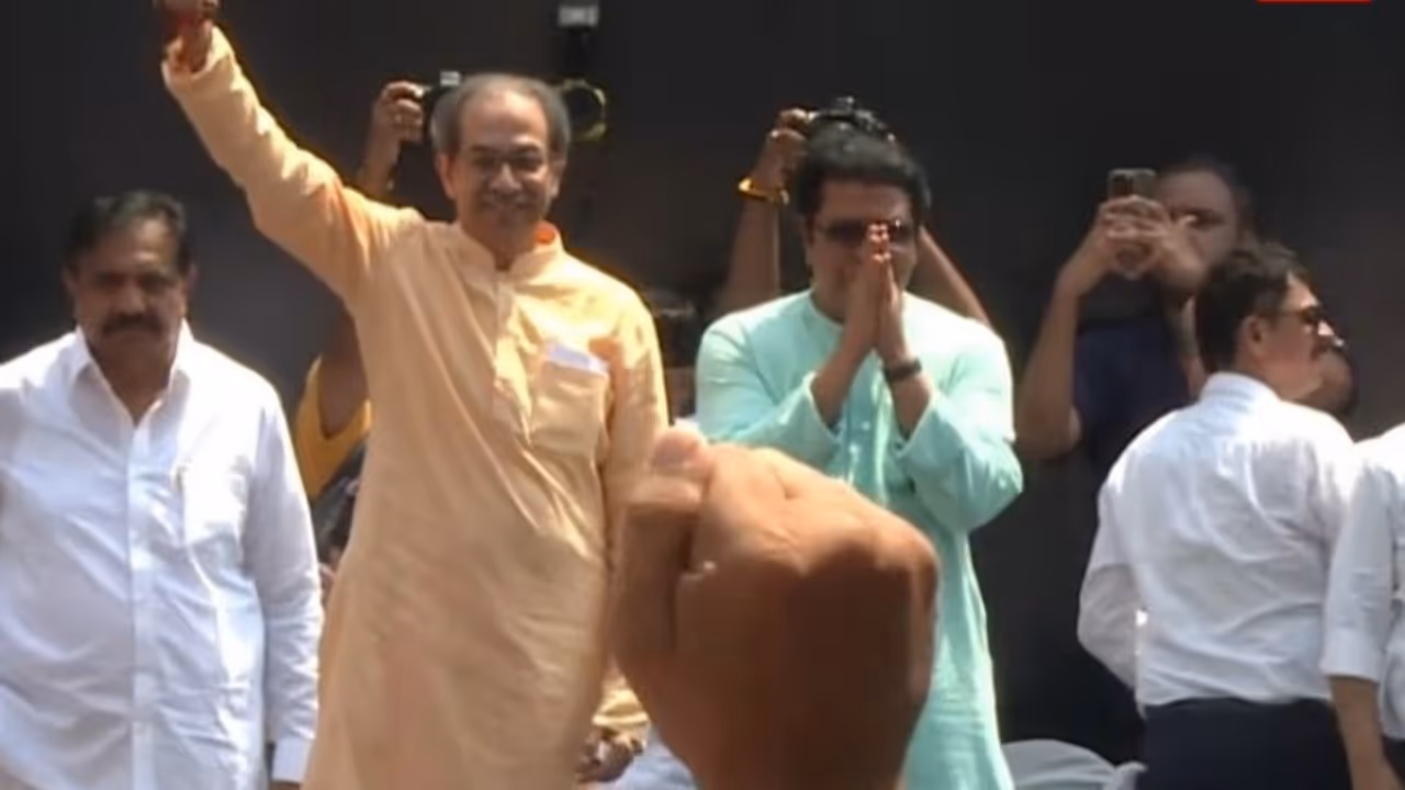 ज्ञानेश कुमार के खिलाफ पहली बार साथ दिखे ठाकरे बंधु, मचा सियासी घमासान ज्ञानेश कुमार के खिलाफ पहली बार साथ दिखे ठाकरे बंधु, मचा सियासी घमासान