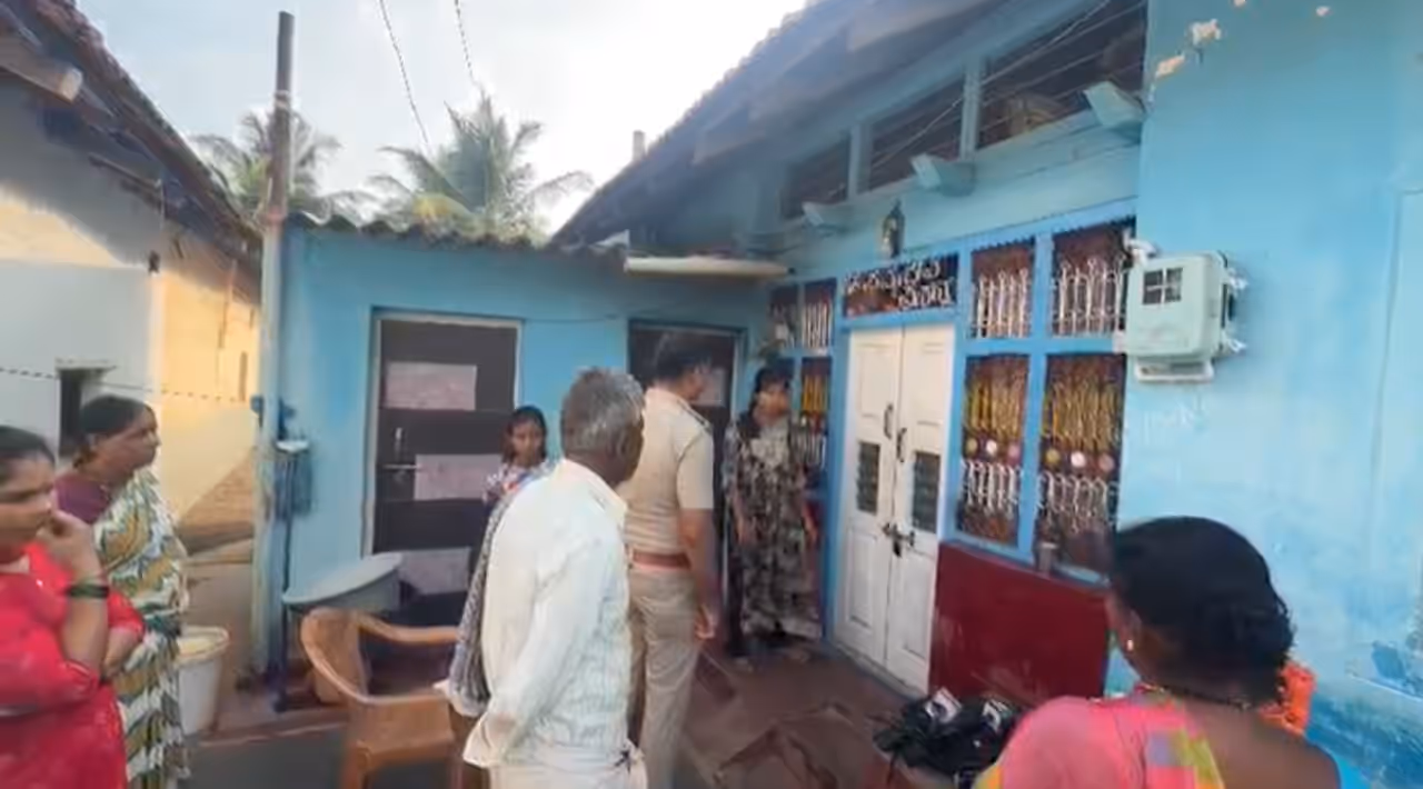ತುಮಕೂರು: ನಿವೃತ್ತ ಯೋಧನ ಕುಟುಂಬಕ್ಕೆ ಬಿಗ್ ಶಾಕ್! ತುಮಕೂರು: ನಿವೃತ್ತ ಯೋಧನ ಕುಟುಂಬಕ್ಕೆ ಬಿಗ್ ಶಾಕ್!