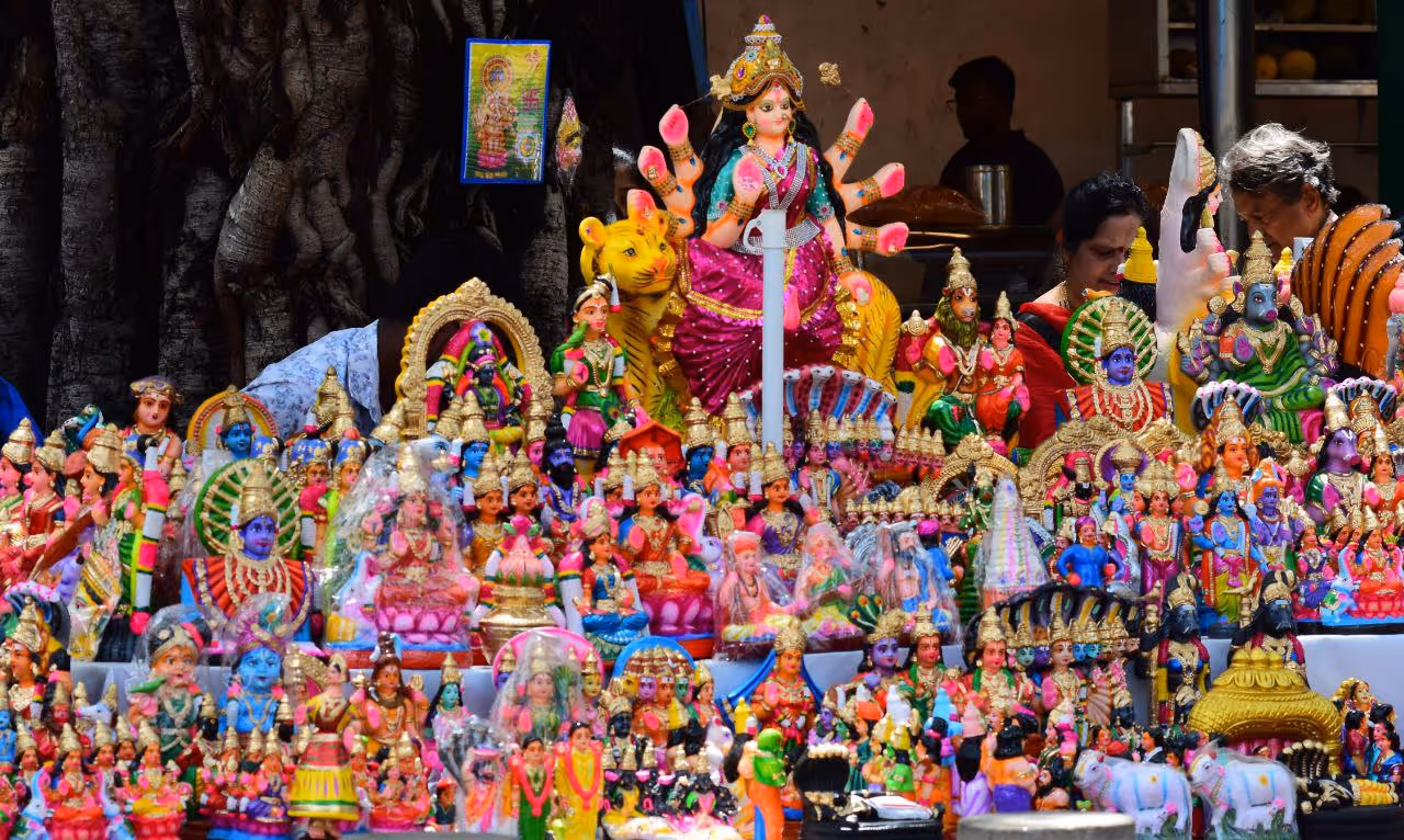 Colourful Navaratri Dolls Draw Crowds To Bengaluru’s Gandhi Bazaar Colourful Navaratri Dolls Draw Crowds To Bengaluru’s Gandhi Bazaar