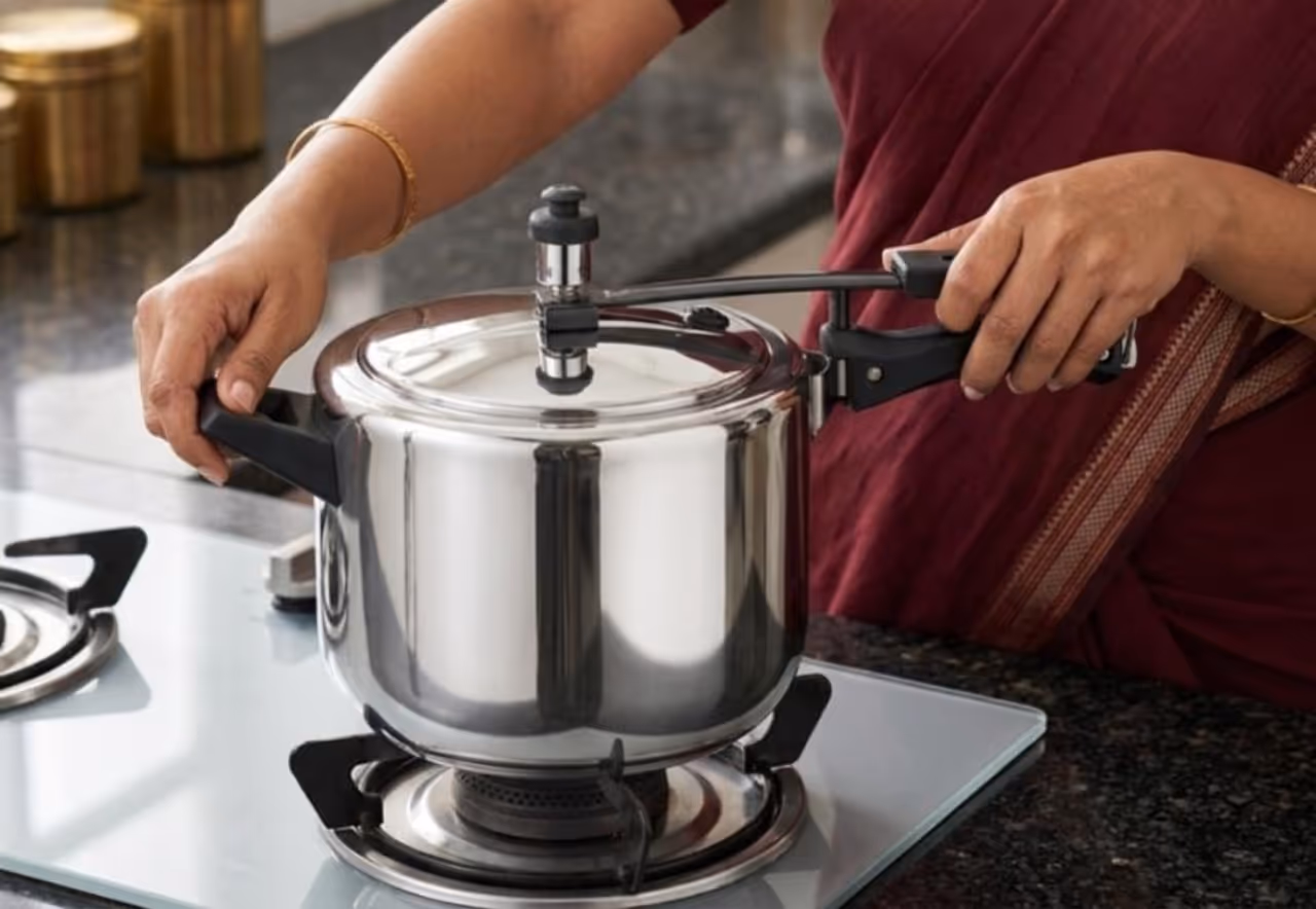 பிரஷர் குக்கரில் ஆவி அதிகமா கசியுதா..? பிரஷர் குக்கரில் ஆவி அதிகமா கசியுதா..?
