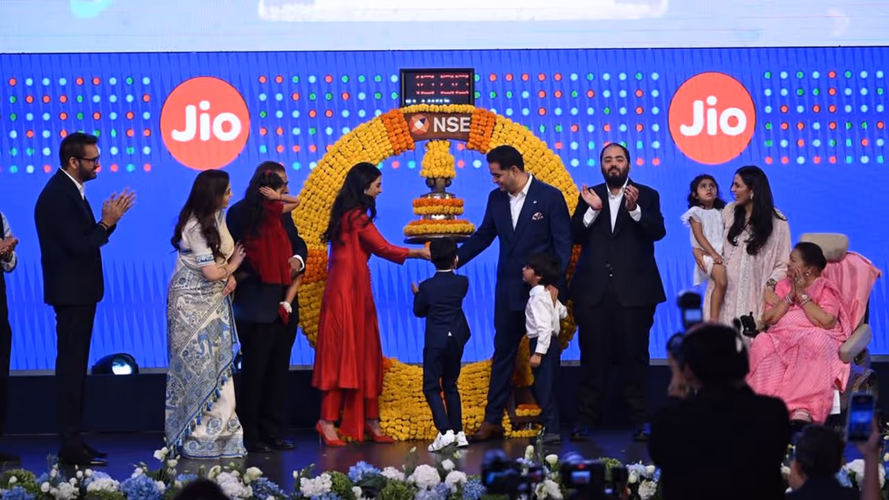 జియో లిస్టింగ్తో ఇన్వెస్టర్లకు పండగే పండుగ.. రూ. 12.5 లక్షల కోట్ల రికార్డు జియో లిస్టింగ్తో ఇన్వెస్టర్లకు పండగే పండుగ.. రూ. 12.5 లక్షల కోట్ల రికార్డు