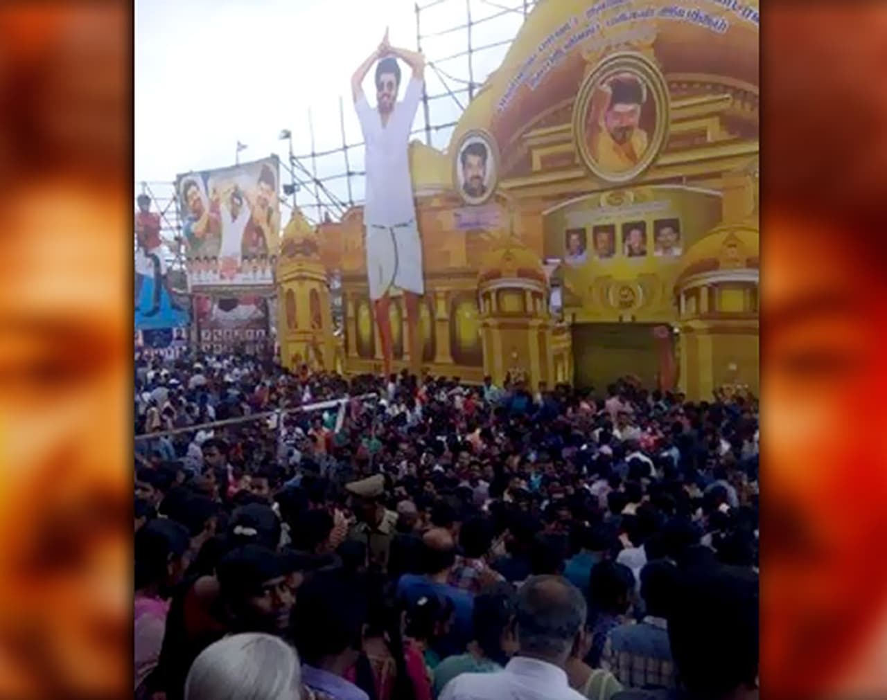 <p>தமிழ் சினிமாவின் முன்னணி நடிகரான விஜய், தனது விஜய் மக்கள் மன்றம் மூலமாக ஆட்சேர்ப்பு நடவடிக்கையில் தீவிரமாக இறங்கியுள்ளார். அதில் விஜய்யின் வெறித்தனமான ரசிகர்கள் பலரும் இணைந்துள்ளனர். இந்த சூழ்நிலையில், நடிகர் விஜய் அரசிலுக்கு வரவேண்டும் என்று தமிழகத்தின் பல்வேறு இடங்களில் போஸ்டர்கள் ஒட்டப்பட்டு வருவது தற்போது அதிகரித்து வருகிறது. <br /> </p> <p>தமிழ் சினிமாவின் முன்னணி நடிகரான விஜய், தனது விஜய் மக்கள் மன்றம் மூலமாக ஆட்சேர்ப்பு நடவடிக்கையில் தீவிரமாக இறங்கியுள்ளார். அதில் விஜய்யின் வெறித்தனமான ரசிகர்கள் பலரும் இணைந்துள்ளனர். இந்த சூழ்நிலையில், நடிகர் விஜய் அரசிலுக்கு வரவேண்டும் என்று தமிழகத்தின் பல்வேறு இடங்களில் போஸ்டர்கள் ஒட்டப்பட்டு வருவது தற்போது அதிகரித்து வருகிறது. <br /> </p>