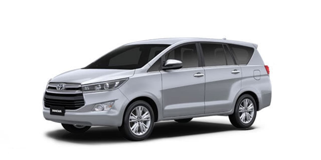 <p>ജാപ്പനീസ് വാഹന നിര്‍മ്മാതാക്കളായ ടൊയോട്ടയുടെ ഇന്ത്യയിലെ വിൽപ്പന വിജയം നേടിയ ഒരു മോഡലായിരുന്നു ക്വാളിസ്. ഈ ക്വാളിസിനു പകരക്കാരനായാണ് 2005 ൽ ഇന്നോവ വിപണിയിലെത്തിയത്. 2004ല്‍ ഇന്തോനേഷ്യന്‍ വിപണിയിലാണ് ഇന്നോവയെ ആദ്യമായി അവതരിപ്പിക്കുന്നത്. തുടര്‍ന്ന് 12 വേരിയന്‍റുകളിലാണ് ആദ്യതലമുറ ഇന്നോവ ഇന്ത്യന്‍വിപണിയിലെത്തിയത്. പുറത്തിറങ്ങിയ കാലം മുതൽ എംപിവി വിപണിയിലെ ഒന്നാം സ്‌ഥാനക്കാരനായിരുന്നു ഇന്നോവ.</p>