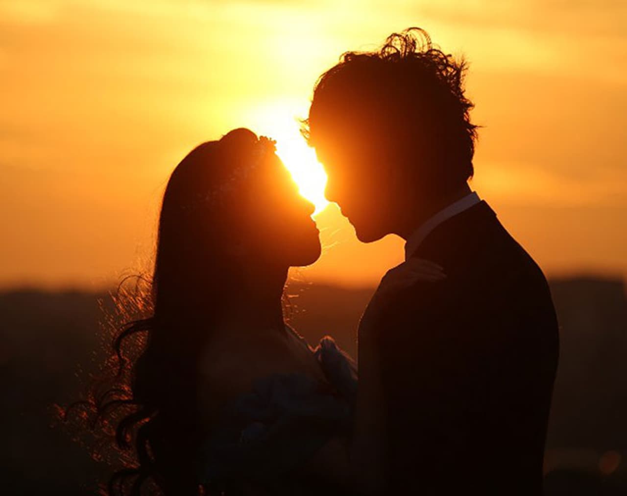 <p>ಸಂಗಾತಿಗಳ ನಡುವಿನ ಪ್ರಣಯವನ್ನು ಯಾವಾಗಲೂ ಕಾಪಾಡಿಕೊಳ್ಳಬೇಕು. ಇಲ್ಲದಿದ್ದರೆ ವೈವಾಹಿಕ ಜೀವನವು ನೀರಸ ಮತ್ತು ತುಂಬಾ ಹೊರೆ ಎನಿಸುತ್ತದೆ. ಇಂತಹ ಸಂಬಂಧದಲ್ಲಿ ಇಬ್ಬರು ಬದುಕುವುದೂ ಕಷ್ಟ. ಆದ್ದರಿಂದ ದಂಪತಿ ನಡುವಿನ ರೋಮ್ಯಾನ್ಸ್ ಅನ್ನು ಕಡಿಮೆ ಮಾಡುವ ಕೆಲವು ಕಾರಣಗಳನ್ನು ನೋಡೋಣ. </p> <p>ಸಂಗಾತಿಗಳ ನಡುವಿನ ಪ್ರಣಯವನ್ನು ಯಾವಾಗಲೂ ಕಾಪಾಡಿಕೊಳ್ಳಬೇಕು. ಇಲ್ಲದಿದ್ದರೆ ವೈವಾಹಿಕ ಜೀವನವು ನೀರಸ ಮತ್ತು ತುಂಬಾ ಹೊರೆ ಎನಿಸುತ್ತದೆ. ಇಂತಹ ಸಂಬಂಧದಲ್ಲಿ ಇಬ್ಬರು ಬದುಕುವುದೂ ಕಷ್ಟ. ಆದ್ದರಿಂದ ದಂಪತಿ ನಡುವಿನ ರೋಮ್ಯಾನ್ಸ್ ಅನ್ನು ಕಡಿಮೆ ಮಾಡುವ ಕೆಲವು ಕಾರಣಗಳನ್ನು ನೋಡೋಣ. </p>