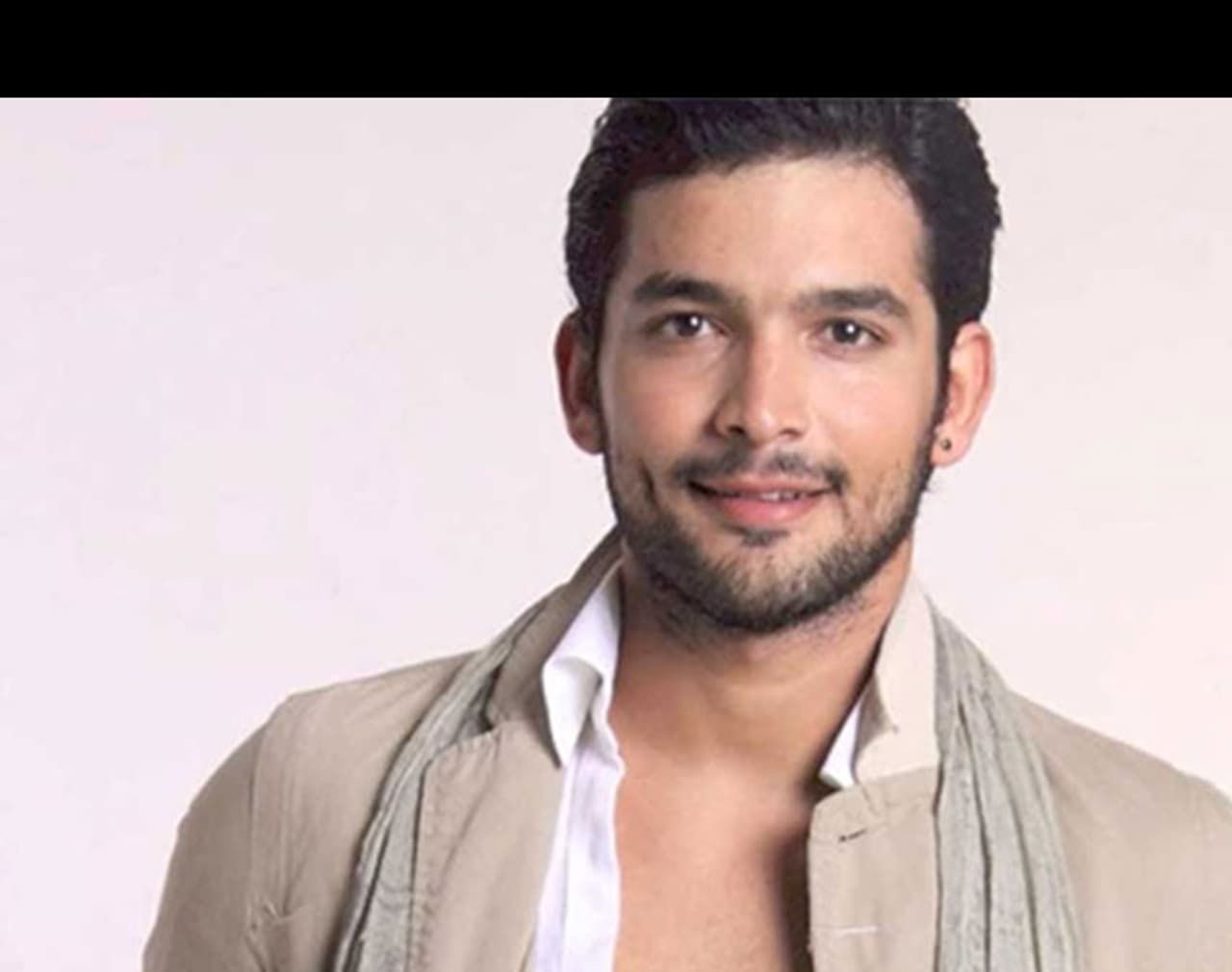 <p>ಮಾಡೆಲ್‌ ಆಗಿ ಕೆರಿಯರ್‌ ಶುರುಮಾಡಿ ಹಿಂದಿ ಸಿನಿಮಾಗಳಲ್ಲೂ ನಟಿಸಿರುವ ದೂದ್‌ ಪೇಡಾ ಎಂದೇ ಕರೆಸಿಕೊಳ್ಳುವ ಕ್ಯೂಟ್‌ ದಿಂಗತ್‌ರ ವಾರ್ಷಿಕ ಇನ್‌ಕಮ್‌ ಅಂದಾಜು 5 ಕೋಟಿ.</p>