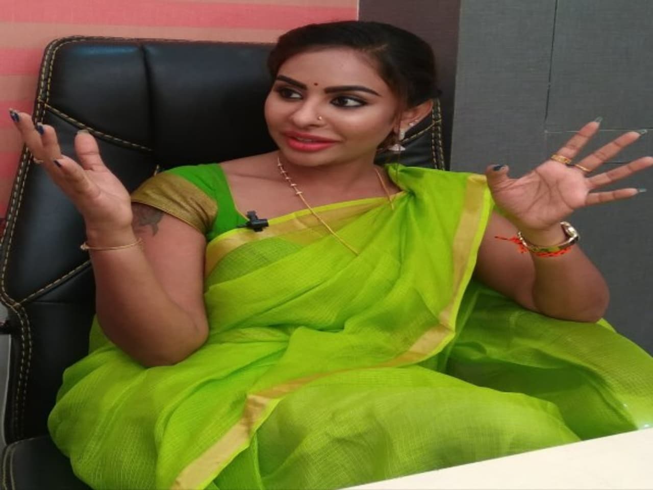 ప్రశాంత్ నీల్ దర్శకత్వంలో ప్రభాస్ సలార్ మూవీ చేస్తున్న సంగతి తెలిసిందే. సలార్ లోని ప్రభాస్ లుక్ తో పాటు విడుదల తేదీ కూడా ప్రకటించారు నిర్మాతలు. అలాగే కొన్ని ప్రమోషనల్ వీడియోస్ కూడా పంచుకోవడం జరిగింది. ప్రశాంత్ నీల్ దర్శకత్వంలో ప్రభాస్ సలార్ మూవీ చేస్తున్న సంగతి తెలిసిందే. సలార్ లోని ప్రభాస్ లుక్ తో పాటు విడుదల తేదీ కూడా ప్రకటించారు నిర్మాతలు. అలాగే కొన్ని ప్రమోషనల్ వీడియోస్ కూడా పంచుకోవడం జరిగింది.