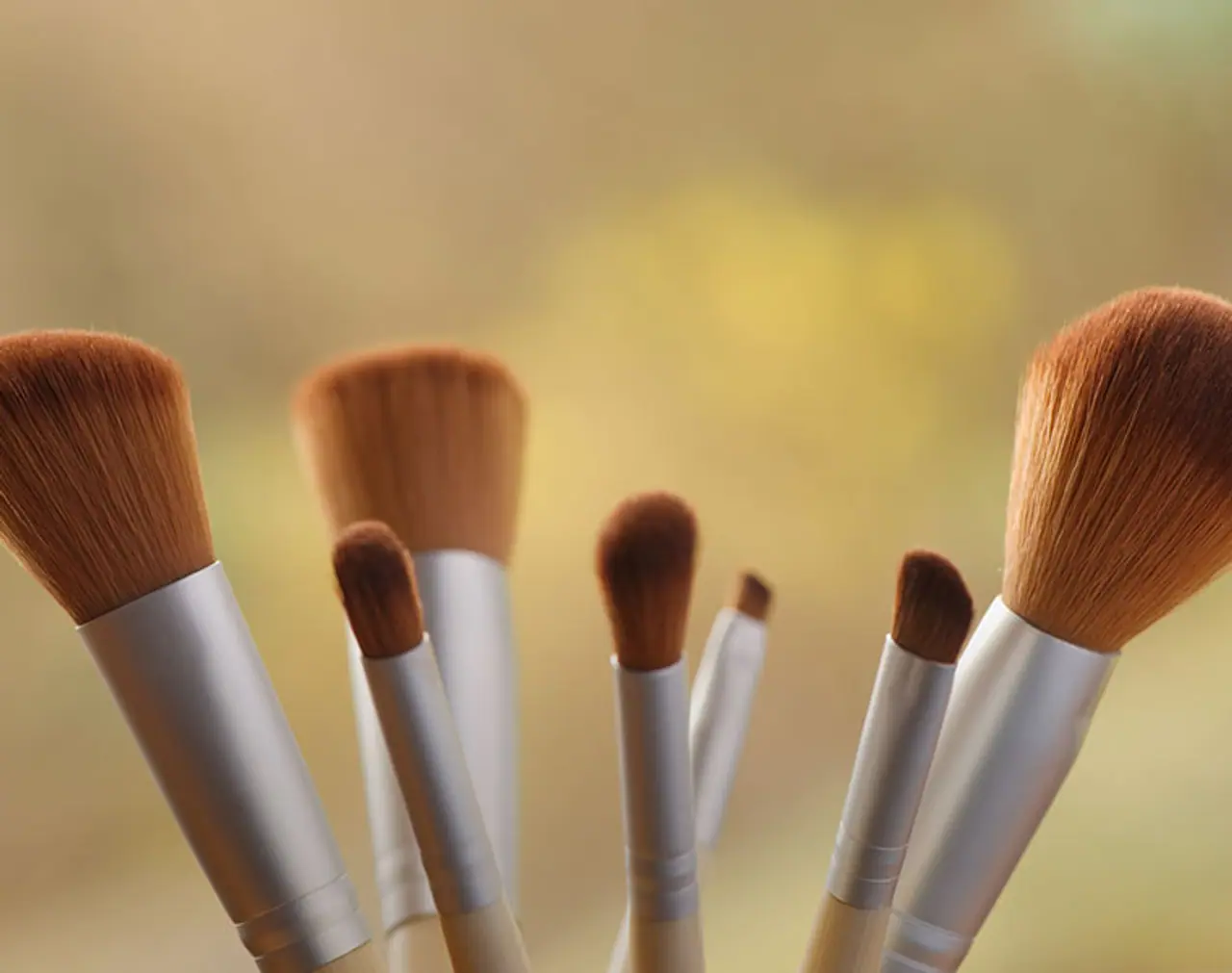 <p>Does your makeup brush look rugged and too old to use? Maybe not. You could follow these simple steps and clean them to get brand new looking makeup brushes all over again. Here's how.</p> <p>Does your makeup brush look rugged and too old to use? Maybe not. You could follow these simple steps and clean them to get brand new looking makeup brushes all over again. Here's how.</p>