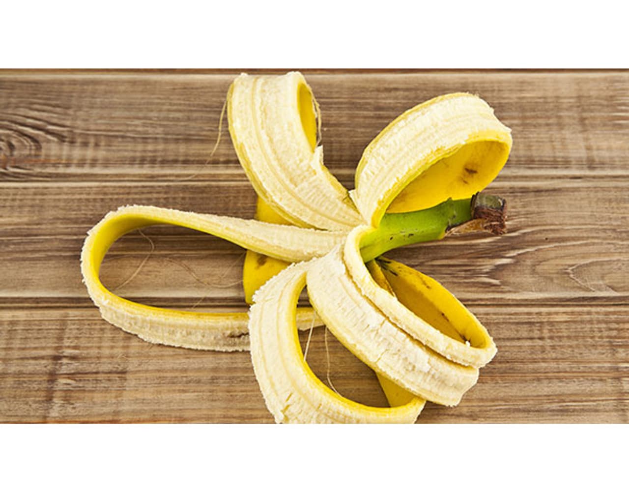 <p>ಹಸಿವನ್ನು ನೀಗಿಸುವುದಕ್ಕಿಂತ ಹೆಚ್ಚಾಗಿ ಬಾಳೆಹಣ್ಣು ಸೌಂದರ್ಯ ವೃದ್ಧಿಗೆ ಉತ್ತಮ ಪರಿಹಾರವಾಗಿದೆ. ಸೌಂದರ್ಯಕ್ಕೆ ಸಂಬಂಧಿಸಿದ ಸಮಸ್ಯೆ ನಿವಾರಿಸಲು ಇದನ್ನು ಯಾವೆಲ್ಲಾ ರೀತಿಯಲ್ಲಿ ಬಳಕೆ ಮಾಡಬಹುದು ನೋಡೋಣ... </p> <p>ಹಸಿವನ್ನು ನೀಗಿಸುವುದಕ್ಕಿಂತ ಹೆಚ್ಚಾಗಿ ಬಾಳೆಹಣ್ಣು ಸೌಂದರ್ಯ ವೃದ್ಧಿಗೆ ಉತ್ತಮ ಪರಿಹಾರವಾಗಿದೆ. ಸೌಂದರ್ಯಕ್ಕೆ ಸಂಬಂಧಿಸಿದ ಸಮಸ್ಯೆ ನಿವಾರಿಸಲು ಇದನ್ನು ಯಾವೆಲ್ಲಾ ರೀತಿಯಲ್ಲಿ ಬಳಕೆ ಮಾಡಬಹುದು ನೋಡೋಣ... </p>