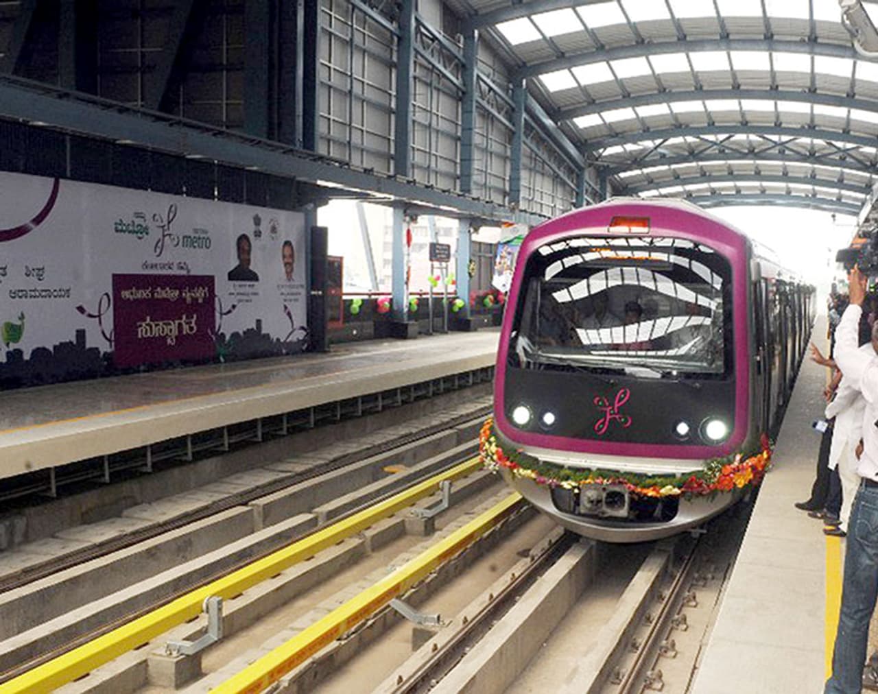 ಬೆಂಗಳೂರಿಗೆ ಮೆಟ್ರೋ ಬಂತು: ದಶಕಗಳ ಕಾಯುವಿಕೆ ಬಳಿಕ ಈ ದಶಕದಲ್ಲಿ ಬೆಂಗಳೂರಿನಲ್ಲಿ ಮೆಟ್ರೋ ರೈಲು ಸಂಚಾರ ಆರಂಭವಾಯಿತು. ಯಾರೂ ಊಹಿಸದ ರೀತಿಯಲ್ಲಿ ಜನರು ಸ್ವಾಗತಿಸಿದರು. ನಿತ್ಯ 4 ಲಕ್ಷಕ್ಕೂ ಅಧಿಕ ಮಂದಿ ಓಡಾಡುತ್ತಿ ದ್ದಾರೆ. ಈಗ ಲಘು ಮೆಟ್ರೋ ತರುವ ಪ್ರಸ್ತಾವ ಸಿದ್ಧವಾಗಿದೆ.