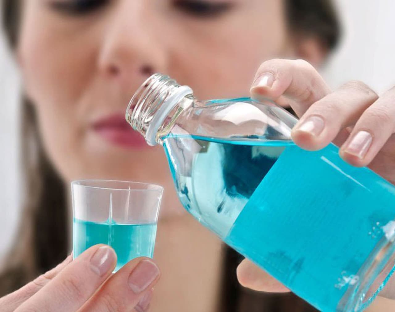 <p>ಈ ಮೌತ್ ವಾಶ್ಗಳು ನೈಸರ್ಗಿಕವಲ್ಲ ಎಂದು ತಿಳಿದುಕೊಳ್ಳುವುದು ಬಹಳ ಮುಖ್ಯ. ನ್ಯಾಚುರಲ್ ವಸ್ತುಗಳಿಂದ ಮೌತ್ ವಾಶ್ ಮಾಡಲು ಬಯಸಿದರೆ ಅದಕ್ಕಾಗಿ ಹಲವು ಆಯ್ಕೆಗಳಿವೆ ಎಂದು ತಿಳಿದುಕೊಳ್ಳಬೇಕು. ಮನೆಯಲ್ಲಿಯೇ ಸಿಗುವ ವಸ್ತುಗಳನ್ನು ಬಳಸಿ ಮಾರುಕಟ್ಟೆಯ ಬದಲು ಮನೆಯಲ್ಲಿಯೇ ಮೌತ್ ವಾಶ್ ತಯಾರಿಸಬಹುದು. ಇವು ನೈಸರ್ಗಿಕ ಮತ್ತು ಬಾಯಿಯನ್ನು ತಾಜಾ ಮತ್ತು ಸ್ವಚ್ಛವಾಗಿಡಲು ಚೆನ್ನಾಗಿ ಕೆಲಸ ಮಾಡುತ್ತದೆ.</p> <p>ಈ ಮೌತ್ ವಾಶ್ಗಳು ನೈಸರ್ಗಿಕವಲ್ಲ ಎಂದು ತಿಳಿದುಕೊಳ್ಳುವುದು ಬಹಳ ಮುಖ್ಯ. ನ್ಯಾಚುರಲ್ ವಸ್ತುಗಳಿಂದ ಮೌತ್ ವಾಶ್ ಮಾಡಲು ಬಯಸಿದರೆ ಅದಕ್ಕಾಗಿ ಹಲವು ಆಯ್ಕೆಗಳಿವೆ ಎಂದು ತಿಳಿದುಕೊಳ್ಳಬೇಕು. ಮನೆಯಲ್ಲಿಯೇ ಸಿಗುವ ವಸ್ತುಗಳನ್ನು ಬಳಸಿ ಮಾರುಕಟ್ಟೆಯ ಬದಲು ಮನೆಯಲ್ಲಿಯೇ ಮೌತ್ ವಾಶ್ ತಯಾರಿಸಬಹುದು. ಇವು ನೈಸರ್ಗಿಕ ಮತ್ತು ಬಾಯಿಯನ್ನು ತಾಜಾ ಮತ್ತು ಸ್ವಚ್ಛವಾಗಿಡಲು ಚೆನ್ನಾಗಿ ಕೆಲಸ ಮಾಡುತ್ತದೆ.</p>