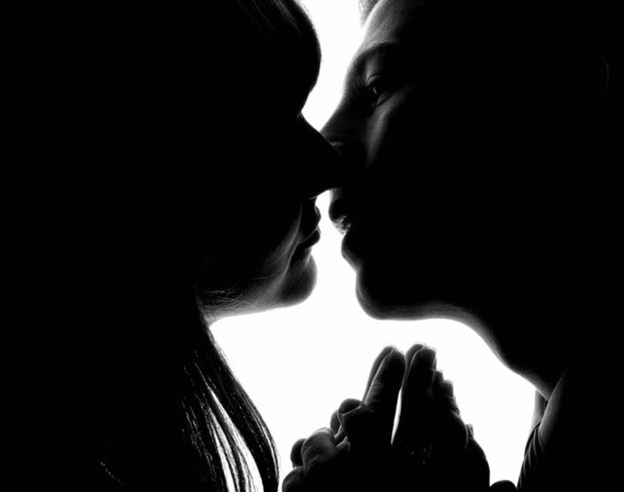 ప్రియురాలి అతి ప్రేమ ఓ యువకుడిని తీవ్ర ఇరకాటంలో పడేసింది. పడకగదిలో ఆమె రెచ్చిపోయిన తీరుతో అతను ఆస్పత్రిపాలయ్యాడు. ప్రియురాలి అతి ప్రేమ ఓ యువకుడిని తీవ్ర ఇరకాటంలో పడేసింది. పడకగదిలో ఆమె రెచ్చిపోయిన తీరుతో అతను ఆస్పత్రిపాలయ్యాడు.