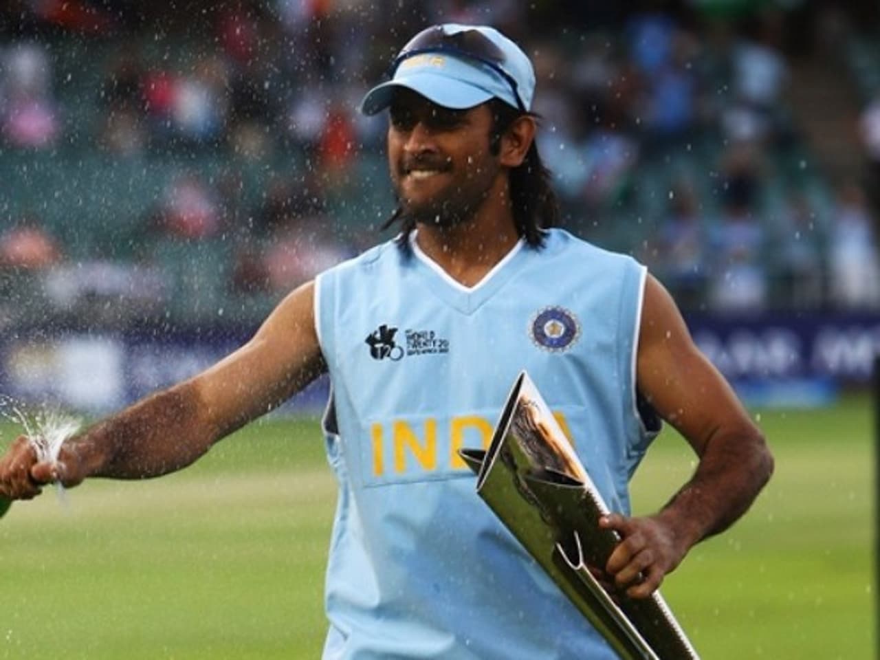 <p>இந்திய அணியின் வெற்றிகரமான கேப்டன்களில் ஒருவர் மகேந்திர சிங் தோனி. 2004ம் ஆண்டு சர்வதேச கிரிக்கெட்டில் இந்திய அணியில் அறிமுகமான தோனி, 2007ம் ஆண்டே இந்திய ஒருநாள் மற்றும் டி20 அணிகளின் கேப்டன் ஆனார். அதற்கடுத்த ஆண்டே டெஸ்ட் அணியின் கேப்டன் பொறுப்பையும் ஏற்றார்.<br />&nbsp;</p>