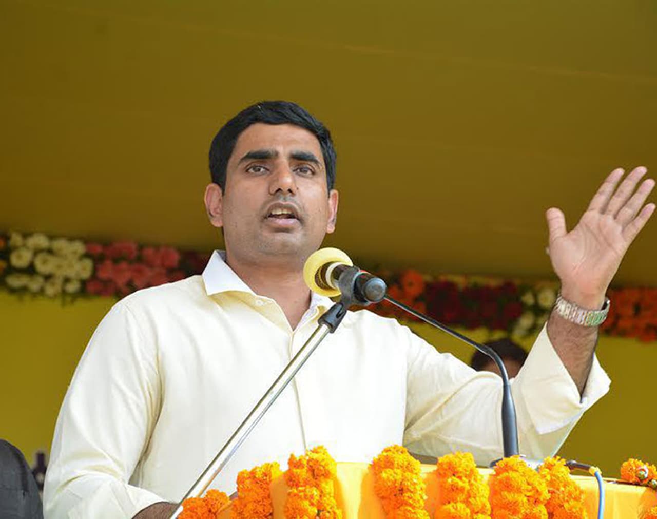 విశాఖపట్నం: భిమిలీ నుంచి లోకసభకు పోటీ చేయాలనే తన ఆలోచనను మంత్రి, ఆంధ్రప్రదేశ్ ముఖ్యమంత్రి నారా చంద్రబాబు నాయుడి తనయుడు నారా లోకేష్ మార్చుకున్నట్లు తెలుస్తోంది. మారిన రాజకీయ పరిస్థితుల నేపథ్యంలో ఆయన భిమిలీలో పోటీ చేయకూడదని నిర్ణయించుకున్నట్లు తెలుస్తోంది. విశాఖపట్నం: భిమిలీ నుంచి లోకసభకు పోటీ చేయాలనే తన ఆలోచనను మంత్రి, ఆంధ్రప్రదేశ్ ముఖ్యమంత్రి నారా చంద్రబాబు నాయుడి తనయుడు నారా లోకేష్ మార్చుకున్నట్లు తెలుస్తోంది. మారిన రాజకీయ పరిస్థితుల నేపథ్యంలో ఆయన భిమిలీలో పోటీ చేయకూడదని నిర్ణయించుకున్నట్లు తెలుస్తోంది.