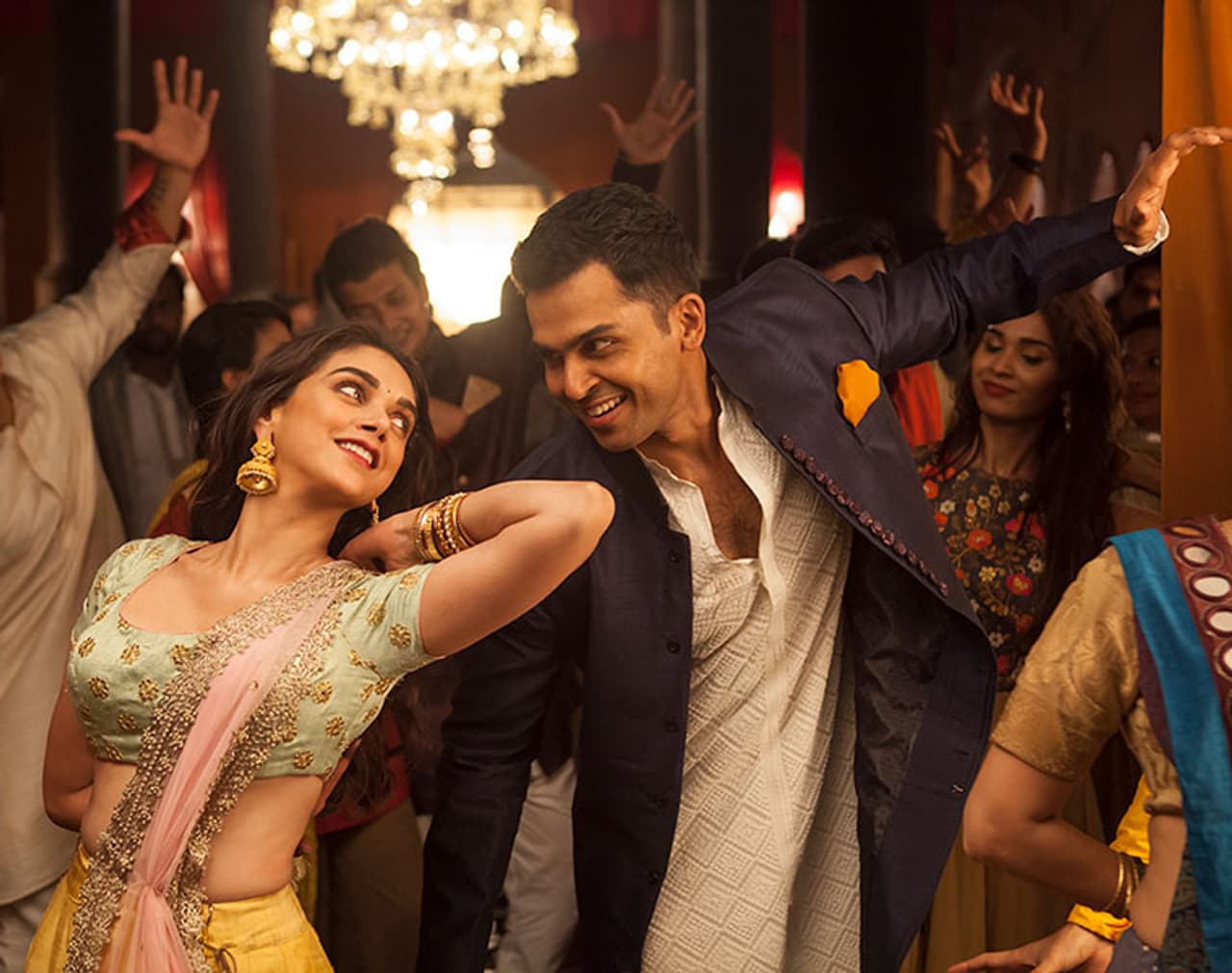 పాక్ ఆర్మీ చెరలో ఉన్న ఇండియన్ వింగ్ కమాండర్ అభినందన్...ప్రస్తుతం దేశ ప్రజలందరికీ హీరోగా మారాడు. అయితే మణిరత్నం తీసిన చెలియా సినిమాకు అభినందన్ తండ్రి కూడ పనిచేశాడు పాక్ ఆర్మీ చెరలో ఉన్న ఇండియన్ వింగ్ కమాండర్ అభినందన్...ప్రస్తుతం దేశ ప్రజలందరికీ హీరోగా మారాడు. అయితే మణిరత్నం తీసిన చెలియా సినిమాకు అభినందన్ తండ్రి కూడ పనిచేశాడు