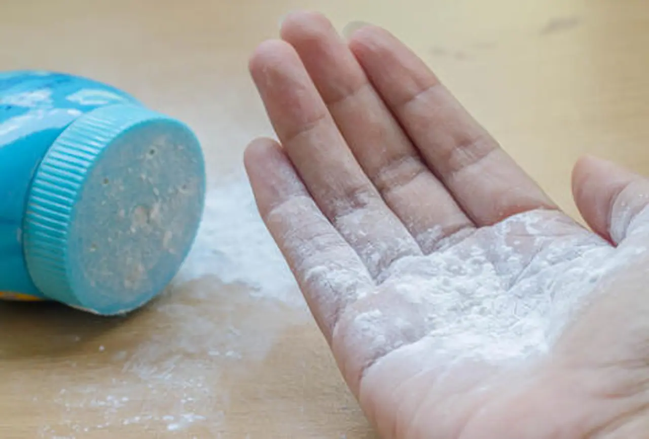 <p>ಹೆಂಗಸರು ತಮ್ಮ ಸಾಮಾನುಗಳ ಪಟ್ಟಿಯಲ್ಲಿ ಟಾಲ್ಕಮ್ ಪೌಡರ್ ನ ಹೆಸರನ್ನು ಬರೆಯಲು ಮರೆಯುತ್ತಿರಲಿಲ್ಲ . ಬೇರೆಬೇರೆ ಪರಿಮಳದ ಟಾಲ್ಕಮ್ ಪೌಡರ್ ಅನ್ನು ಒಂದೇ ಮನೆಯ ಸದಸ್ಯರು ಬಳಸುತ್ತಿದ್ದರು . ಸಮಯ ಮುಂದೆ ಹೋದ ಹಾಗೆ ಡಿಯೋ, ಪರ್ಫ್ಯೂಮ್ ಗಳ ಬಳಕೆ ಪ್ರಾರಂಭವಾದರೂ ಟಾಲ್ಕಮ್ ಪೌಡರ್ ಬಳಸುವವರ ಸಂಖ್ಯೆ ಕಡಿಮೆ ಆಗಿಲ್ಲ. &nbsp;ಅದರ ಬಳಕೆ ಮಾಡುವವರು ಇನ್ನು ಇದ್ದಾರೆ. ಈ ಟಾಲ್ಕಮ್ ಪೌಡರ್ ಅನ್ನು ಕೇವಲ ಸೌಂದರ್ಯ ವರ್ಧಕವಾಗಿ ಉಪಯೋಗಿಸದೆ ಇದರಲ್ಲಿ ಹಲವು ಸಮಸ್ಯೆ ನಿವಾರಣೆ ಮಾಡುವ ಗುಣವು ಇದೆ ಎಂಬುವುದನ್ನು ಮರೆಯಬೇಡಿ .&nbsp;<br />&nbsp;</p>