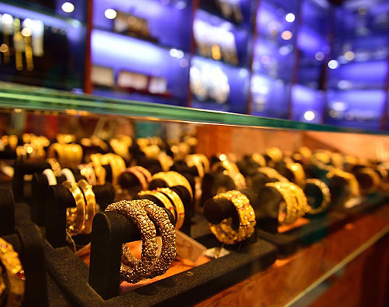 <p>ಅತ್ತ ಕೊರೋನಾ ದೇಶದಲ್ಲಿ ತನ್ನ ಅಟ್ಟಹಾಸ ಬೀರುತ್ತಿದ್ದ ಸಂದರ್ಭದಲ್ಲಿ, ಇತ್ತ ಅಡೆ ತಡೆಗಳಿಲ್ಲದೇ ಏರುತ್ತಿದ್ದ ಚಿನ್ನದ ದರ ಜನ ಸಾಮಾನ್ಯರನ್ನು ಕಂಗೆಡಿಸಿತ್ತು.</p> <p>ಅತ್ತ ಕೊರೋನಾ ದೇಶದಲ್ಲಿ ತನ್ನ ಅಟ್ಟಹಾಸ ಬೀರುತ್ತಿದ್ದ ಸಂದರ್ಭದಲ್ಲಿ, ಇತ್ತ ಅಡೆ ತಡೆಗಳಿಲ್ಲದೇ ಏರುತ್ತಿದ್ದ ಚಿನ್ನದ ದರ ಜನ ಸಾಮಾನ್ಯರನ್ನು ಕಂಗೆಡಿಸಿತ್ತು.</p>