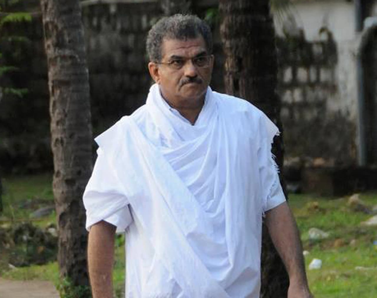 <p>ರಾಜಧರ್ಮ ಕಾಲಧರ್ಮ ಹಾಗೂ ವ್ಯವಹಾರ ಧರ್ಮ ಈ ಮೂರನ್ನೂ ಕೊರೋನಾ ಸಂಕಷ್ಟದ ಈ ಸಮಯದಲ್ಲಿ ನಾನು ಕಟ್ಟುನಿಟ್ಟಾಗಿ ಪಾಲಿಸುತ್ತಿದ್ದೇನೆ. ಮಾತ್ರವಲ್ಲ ಕ್ಷೇತ್ರದಲ್ಲೂ ನೂರಕ್ಕೆ ನೂರರಷ್ಟುಲಾಕ್ಡೌನ್ ಪಾಲನೆಗೆ ಒತ್ತು ನೀಡುತ್ತಿದ್ದೇನೆ. ದೇಶದ ರಾಜನ (ಪ್ರಧಾನಿ) ಆದೇಶವನ್ನು ಚಾಚೂ ತಪ್ಪದೆ ಪಾಲಿಸಬೇಕಾಗಿರುವುದು ಪ್ರಜೆಗಳ, ಪ್ರಜಾಪರಿಪಾಲಕರ ಧರ್ಮ. ಇದು ರಾಜಧರ್ಮ ಪರಿಪಾಲನೆ. ಇದಕ್ಕಾಗಿ ಭಕ್ತರಿಗೆ, ಜನತೆಗೆ ನಾನು ಅಭಿನಂದನೆ ಹೇಳುತ್ತೇನೆ. ಇದು ಶ್ರೀಕ್ಷೇತ್ರ ಧರ್ಮಸ್ಥಳ ಧರ್ಮಾಧಿಕಾರಿ, ಪದ್ಮವಿಭೂಷಣ ಪುರಸ್ಕೃತ ರಾಜರ್ಷಿ ಡಾ.ವೀರೇಂದ್ರ ಹೆಗ್ಗಡೆ ಮಾತುಗಳು. ಲಾಕ್ಡೌನ್ ಆರಂಭವಾದ ಬಳಿಕ ಮುಕ್ತಾಯದ ವರೆಗೂ ಕ್ಷೇತ್ರ ಬಿಟ್ಟು ಕದಲುವುದಿಲ್ಲ ಎಂದು ಶಪಥ ಕೈಗೊಂಡಿದ್ದಾರೆ ಹೆಗ್ಗಡೆ. </p> <p>ರಾಜಧರ್ಮ ಕಾಲಧರ್ಮ ಹಾಗೂ ವ್ಯವಹಾರ ಧರ್ಮ ಈ ಮೂರನ್ನೂ ಕೊರೋನಾ ಸಂಕಷ್ಟದ ಈ ಸಮಯದಲ್ಲಿ ನಾನು ಕಟ್ಟುನಿಟ್ಟಾಗಿ ಪಾಲಿಸುತ್ತಿದ್ದೇನೆ. ಮಾತ್ರವಲ್ಲ ಕ್ಷೇತ್ರದಲ್ಲೂ ನೂರಕ್ಕೆ ನೂರರಷ್ಟುಲಾಕ್ಡೌನ್ ಪಾಲನೆಗೆ ಒತ್ತು ನೀಡುತ್ತಿದ್ದೇನೆ. ದೇಶದ ರಾಜನ (ಪ್ರಧಾನಿ) ಆದೇಶವನ್ನು ಚಾಚೂ ತಪ್ಪದೆ ಪಾಲಿಸಬೇಕಾಗಿರುವುದು ಪ್ರಜೆಗಳ, ಪ್ರಜಾಪರಿಪಾಲಕರ ಧರ್ಮ. ಇದು ರಾಜಧರ್ಮ ಪರಿಪಾಲನೆ. ಇದಕ್ಕಾಗಿ ಭಕ್ತರಿಗೆ, ಜನತೆಗೆ ನಾನು ಅಭಿನಂದನೆ ಹೇಳುತ್ತೇನೆ. ಇದು ಶ್ರೀಕ್ಷೇತ್ರ ಧರ್ಮಸ್ಥಳ ಧರ್ಮಾಧಿಕಾರಿ, ಪದ್ಮವಿಭೂಷಣ ಪುರಸ್ಕೃತ ರಾಜರ್ಷಿ ಡಾ.ವೀರೇಂದ್ರ ಹೆಗ್ಗಡೆ ಮಾತುಗಳು. ಲಾಕ್ಡೌನ್ ಆರಂಭವಾದ ಬಳಿಕ ಮುಕ್ತಾಯದ ವರೆಗೂ ಕ್ಷೇತ್ರ ಬಿಟ್ಟು ಕದಲುವುದಿಲ್ಲ ಎಂದು ಶಪಥ ಕೈಗೊಂಡಿದ್ದಾರೆ ಹೆಗ್ಗಡೆ. </p>