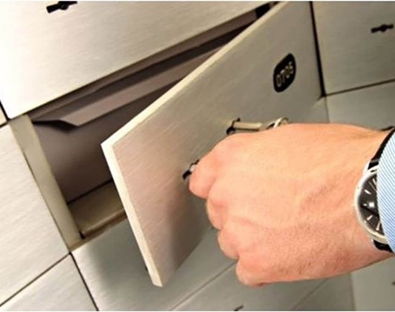 <p>ವಸ್ತುಗಳನ್ನು ಮತ್ತು ಆಭರಣಗಳನ್ನು ನಗದು ಲಾಕರ್ ಅಥವಾ ಕಪಾಟಿನಲ್ಲಿ ಇಡುತ್ತೇವೆ. ವಾಸ್ತು ಪ್ರಕಾರ ಈ ಲಾಕರ್ ಅನ್ನು ನೈಋತ್ಯಕ್ಕೆ ಅಥವಾ ದಕ್ಷಿಣ ಗೋಡೆಗೆ ಹತ್ತಿರವಾಗಿ ಕೋಣೆಯ ಉತ್ತರ ದಿಕ್ಕಿಗೆ ತೆರೆದುಕೊಳ್ಳುವುದು ಮುಖ್ಯ. ಏಕೆಂದರೆ ಕುಬೇರನು ಉತ್ತರ ದಿಕ್ಕಿನಲ್ಲಿ ನೆಲೆಸಿದ್ದು, ಉತ್ತರದಲ್ಲಿ ಲಾಕರ್ ತೆರೆದರೆ ಮತ್ತೆ ಮತ್ತೆ ಅದನ್ನು ತುಂಬಿಸುತ್ತಾನೆ.</p> <p>ವಸ್ತುಗಳನ್ನು ಮತ್ತು ಆಭರಣಗಳನ್ನು ನಗದು ಲಾಕರ್ ಅಥವಾ ಕಪಾಟಿನಲ್ಲಿ ಇಡುತ್ತೇವೆ. ವಾಸ್ತು ಪ್ರಕಾರ ಈ ಲಾಕರ್ ಅನ್ನು ನೈಋತ್ಯಕ್ಕೆ ಅಥವಾ ದಕ್ಷಿಣ ಗೋಡೆಗೆ ಹತ್ತಿರವಾಗಿ ಕೋಣೆಯ ಉತ್ತರ ದಿಕ್ಕಿಗೆ ತೆರೆದುಕೊಳ್ಳುವುದು ಮುಖ್ಯ. ಏಕೆಂದರೆ ಕುಬೇರನು ಉತ್ತರ ದಿಕ್ಕಿನಲ್ಲಿ ನೆಲೆಸಿದ್ದು, ಉತ್ತರದಲ್ಲಿ ಲಾಕರ್ ತೆರೆದರೆ ಮತ್ತೆ ಮತ್ತೆ ಅದನ್ನು ತುಂಬಿಸುತ್ತಾನೆ.</p>