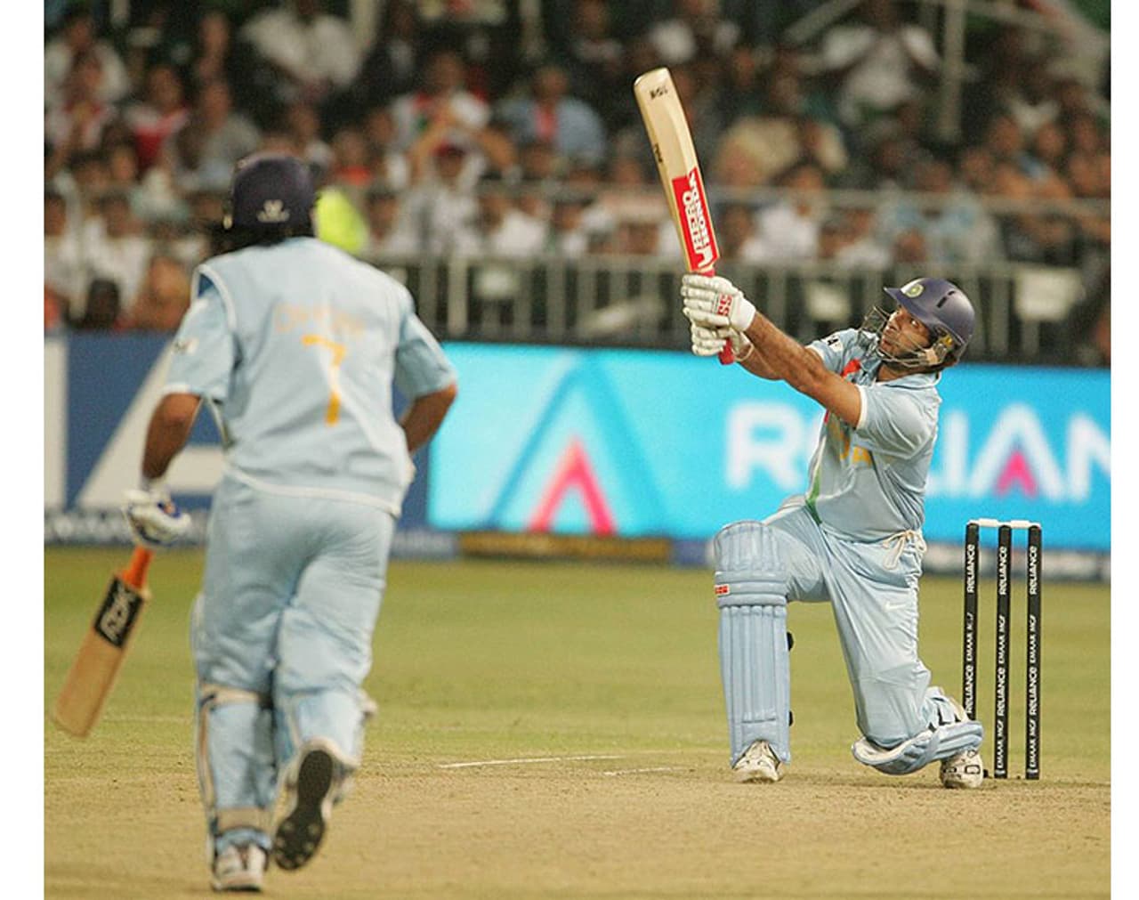 ആകാശംതൊട്ട 6 പന്തുകള് ആകാശംതൊട്ട 6 പന്തുകള്