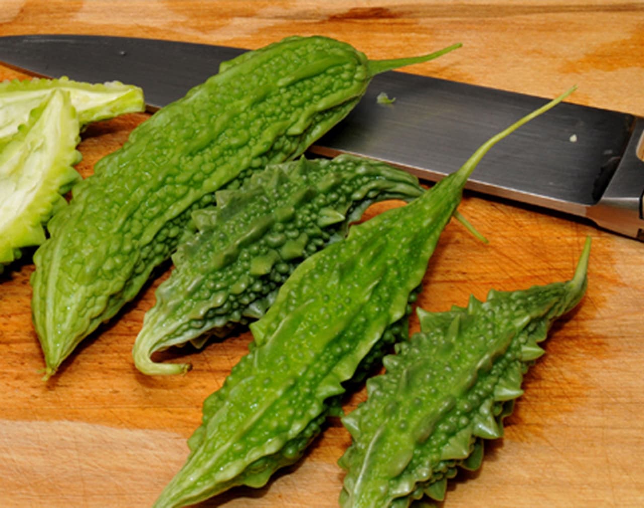 <p>ಈ ತರಕಾರಿ ಆಹಾರದಲ್ಲಿ ಹೆಚ್ಚಿನ ಫೈಬರ್ ಮತ್ತು ಕಡಿಮೆ ಕ್ಯಾಲೊರಿಗಳನ್ನು ಹೊಂದಿರುತ್ತದೆ. ಆದಾಗ್ಯೂ, ಗರ್ಭಿಣಿ ಮಹಿಳೆಯರಿಗೆ ಹಾಗಲಕಾಯಿ ಸೇವಿಸದಂತೆ ಸೂಚಿಸಲಾಗುತ್ತದೆ. ಗರ್ಭಾವಸ್ಥೆಯಲ್ಲಿ ಹಾಗಲಕಾಯಿಯನ್ನು ಸೇವಿಸುವುದರೊಂದಿಗೆ ಸಂಬಂಧಿಸಿದ ಕೆಲವು ಅಪಾಯಗಳನ್ನು ಕೆಳಗೆ ನೀಡಲಾಗಿದೆ.</p> <p>ಈ ತರಕಾರಿ ಆಹಾರದಲ್ಲಿ ಹೆಚ್ಚಿನ ಫೈಬರ್ ಮತ್ತು ಕಡಿಮೆ ಕ್ಯಾಲೊರಿಗಳನ್ನು ಹೊಂದಿರುತ್ತದೆ. ಆದಾಗ್ಯೂ, ಗರ್ಭಿಣಿ ಮಹಿಳೆಯರಿಗೆ ಹಾಗಲಕಾಯಿ ಸೇವಿಸದಂತೆ ಸೂಚಿಸಲಾಗುತ್ತದೆ. ಗರ್ಭಾವಸ್ಥೆಯಲ್ಲಿ ಹಾಗಲಕಾಯಿಯನ್ನು ಸೇವಿಸುವುದರೊಂದಿಗೆ ಸಂಬಂಧಿಸಿದ ಕೆಲವು ಅಪಾಯಗಳನ್ನು ಕೆಳಗೆ ನೀಡಲಾಗಿದೆ.</p>