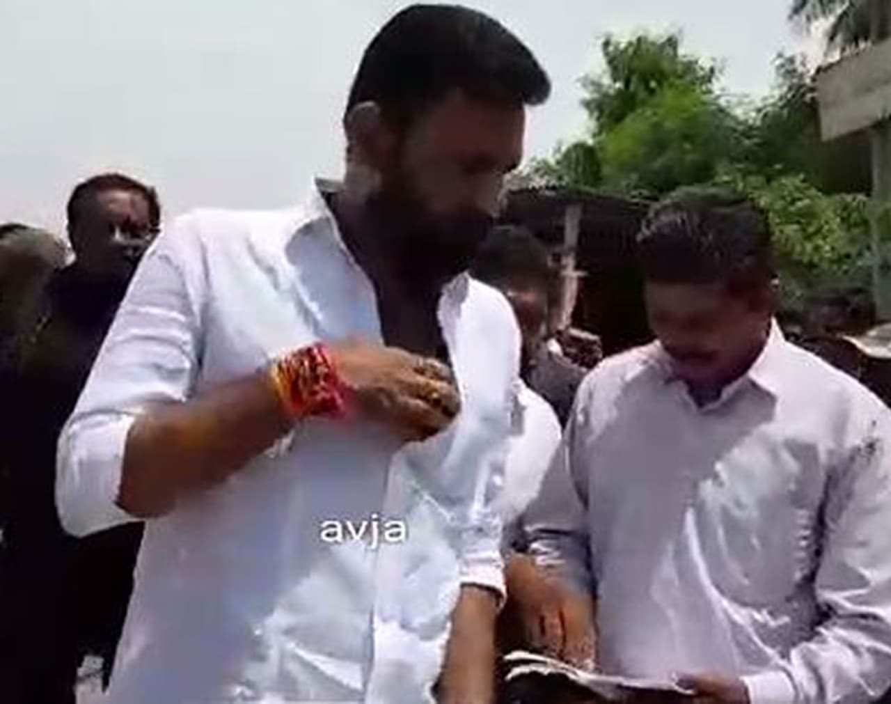 <p>ఏపీ మంత్రి కొడాలి నాని దూకుడు వైసీపీని రాజకీయంగా ఇబ్బంది పెడుతున్నాయనే అభిప్రాయాలు వ్యక్తమౌతున్నాయి.<br />ఇటీవల కాలంలో ఆయన చేసిన వ్యాఖ్యలు రాజకీయంగా విపక్షాలను ఏకం చేశాయి. విపక్షాలు మూకుమ్మడిగా వైసీపీపై విమర్శలు ఎక్కుపెట్టాయి.&nbsp;</p>