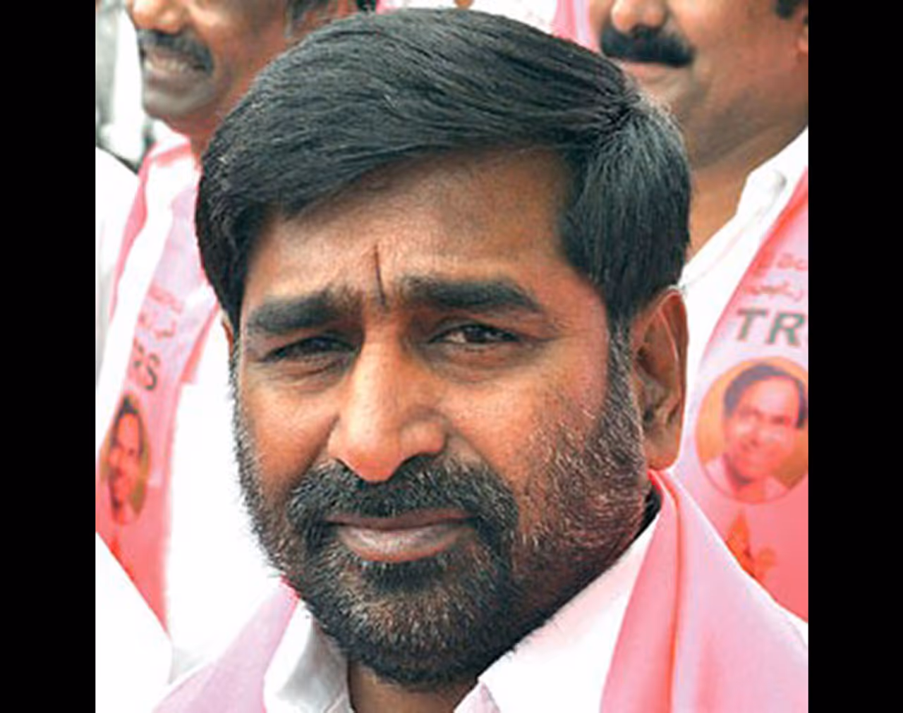 ఈ నెల 21వ తేదీన జరగనున్న హుజూర్నగర్ అసెంబ్లీ స్థానానికి జరగనున్న ఉప ఎన్నికలో టీఆర్ఎస్ అభ్యర్ధి శానంపూడి సైదిరెడ్డిని గెలిపించేందుకు టీఆర్ఎస్ నాయకత్వం సర్వశక్తులు ఒడ్డుతోంది. సైదిరెడ్డిని గెలిపించే బాధ్యతను మంత్రి జగదీష్ రెడ్డి తీసుకొన్నారు. ఈ నెల 21వ తేదీన జరగనున్న హుజూర్నగర్ అసెంబ్లీ స్థానానికి జరగనున్న ఉప ఎన్నికలో టీఆర్ఎస్ అభ్యర్ధి శానంపూడి సైదిరెడ్డిని గెలిపించేందుకు టీఆర్ఎస్ నాయకత్వం సర్వశక్తులు ఒడ్డుతోంది. సైదిరెడ్డిని గెలిపించే బాధ్యతను మంత్రి జగదీష్ రెడ్డి తీసుకొన్నారు.