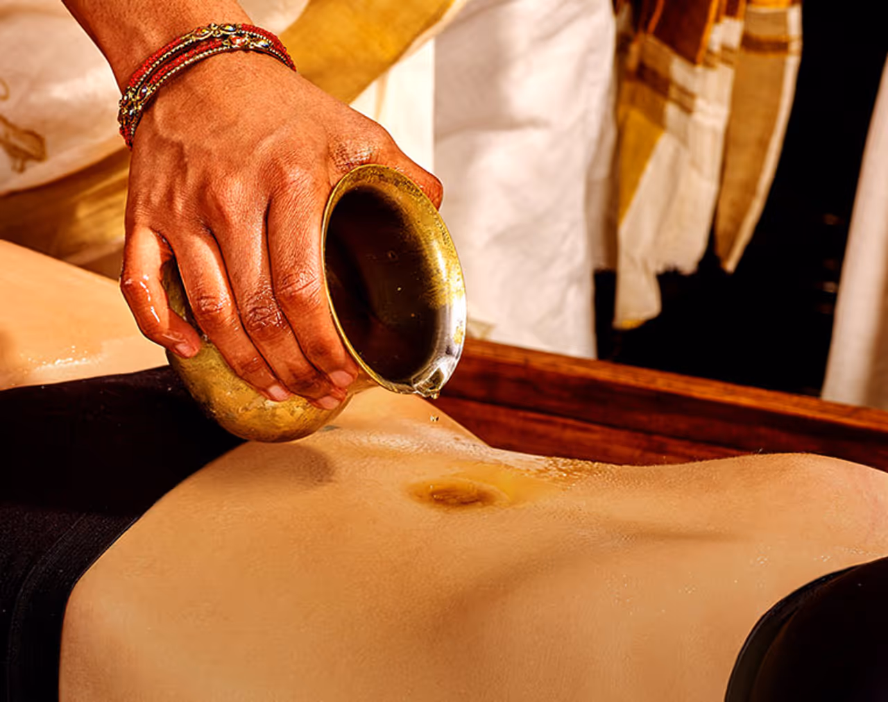 <p>ಹಿಂದಿನಿಂದಲೂ 'ಆಯುರ್ವೇದ' ವೈದ್ಯಕೀಯ ಪದ್ಧತಿ ಮತ್ತು 'ಪ್ರಕೃತಿ ಚಿಕಿತ್ಸೆ' ಪದ್ದತಿ ಎರಡರಲ್ಲೂ ನಾಭಿಗೆ ಎಣ್ಣೆ ಹಾಕಿದಲ್ಲಿ ಹಲವು ಆರೋಗ್ಯ ದೋಷಗಳಿಂದ ಮುಕ್ತರಾಗಬಹುದು ಎಂಬ ನಂಬಿಕೆ ಇದೆ. ಹೊಕ್ಕುಳಿಗೆ ಎಣ್ಣೆಯನ್ನು ಹಾಕುವುದರಿಂದ ನಮ್ಮ ಚರ್ಮದ ಆರೈಕೆಗೆ, ಕೂದಲಿನ ಆರೈಕೆ ಮತ್ತು ಮುಟ್ಟಿನ ನೋವು, ಕೀಲು ನೋವು ಮತ್ತು ಮಕ್ಕಳಲ್ಲಿ ಮೆದುಳಿನ ಬೆಳವಣಿಗೆಗೆ ಸಂಬಂಧಿಸಿದ ಎಲ್ಲಾ ರೀತಿಯ ಆರೋಗ್ಯ ಸಮಸ್ಯೆಗಳಿಗೆ ಪರಿಹಾರ ಸಿಗುವುದೆಂದು ಹಿಂದಿನವರ ಹೇಳಿಕೆ. ಹಾಗಾಗಿ ನಾಭಿ ಚಿಕಿತ್ಸೆಯು ಇತ್ತೀಚೆಗೆ ಬಹಳ ವಿಶೇಷತೆಯನ್ನು ಪಡೆದಿದೆ.</p> <p>ಹಿಂದಿನಿಂದಲೂ 'ಆಯುರ್ವೇದ' ವೈದ್ಯಕೀಯ ಪದ್ಧತಿ ಮತ್ತು 'ಪ್ರಕೃತಿ ಚಿಕಿತ್ಸೆ' ಪದ್ದತಿ ಎರಡರಲ್ಲೂ ನಾಭಿಗೆ ಎಣ್ಣೆ ಹಾಕಿದಲ್ಲಿ ಹಲವು ಆರೋಗ್ಯ ದೋಷಗಳಿಂದ ಮುಕ್ತರಾಗಬಹುದು ಎಂಬ ನಂಬಿಕೆ ಇದೆ. ಹೊಕ್ಕುಳಿಗೆ ಎಣ್ಣೆಯನ್ನು ಹಾಕುವುದರಿಂದ ನಮ್ಮ ಚರ್ಮದ ಆರೈಕೆಗೆ, ಕೂದಲಿನ ಆರೈಕೆ ಮತ್ತು ಮುಟ್ಟಿನ ನೋವು, ಕೀಲು ನೋವು ಮತ್ತು ಮಕ್ಕಳಲ್ಲಿ ಮೆದುಳಿನ ಬೆಳವಣಿಗೆಗೆ ಸಂಬಂಧಿಸಿದ ಎಲ್ಲಾ ರೀತಿಯ ಆರೋಗ್ಯ ಸಮಸ್ಯೆಗಳಿಗೆ ಪರಿಹಾರ ಸಿಗುವುದೆಂದು ಹಿಂದಿನವರ ಹೇಳಿಕೆ. ಹಾಗಾಗಿ ನಾಭಿ ಚಿಕಿತ್ಸೆಯು ಇತ್ತೀಚೆಗೆ ಬಹಳ ವಿಶೇಷತೆಯನ್ನು ಪಡೆದಿದೆ.</p>