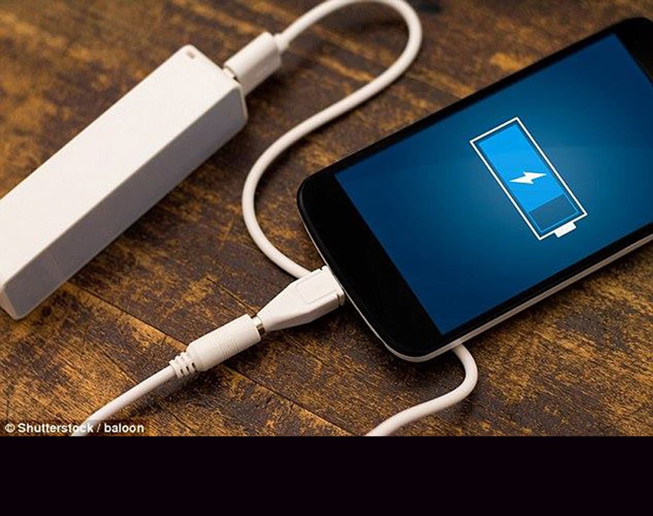 <p><strong>ഫോണിന്റെ ബാറ്ററി വേഗത്തില്‍ തീരുക</strong></p><p>നിങ്ങളുടെ ഫോണിന്റെ ബാറ്ററി പതിവിലും വേഗത്തില്‍ തീരുന്നുവെങ്കില്‍, ഉറപ്പിക്കാം ഫോണിനുള്ളില്‍ മാല്‍വെയര്‍ ഉണ്ട്. അത് എപ്പോഴും പ്രവര്‍ത്തിച്ചു കൊണ്ടിരിക്കുന്നതിനാല്‍ പെട്ടെന്നു തന്നെ നിങ്ങളുടെ ഫോണിന്റെ പവര്‍ നഷ്ടപ്പെടുത്തിയേക്കാം. ബാക്ക്ഗ്രൗണ്ടില്‍ പ്രവര്‍ത്തിക്കുന്ന ആപ്ലിക്കേഷനുകളുടെ എണ്ണം പരിശോധിക്കുക. നിങ്ങള്‍ ഇന്‍സ്റ്റാള്‍ ചെയ്യാത്ത ഏതെങ്കിലും ആപ്പ് ഉണ്ടെങ്കില്‍ അണ്‍ ഇന്‍സ്റ്റാള്‍ ചെയ്യുക.</p>