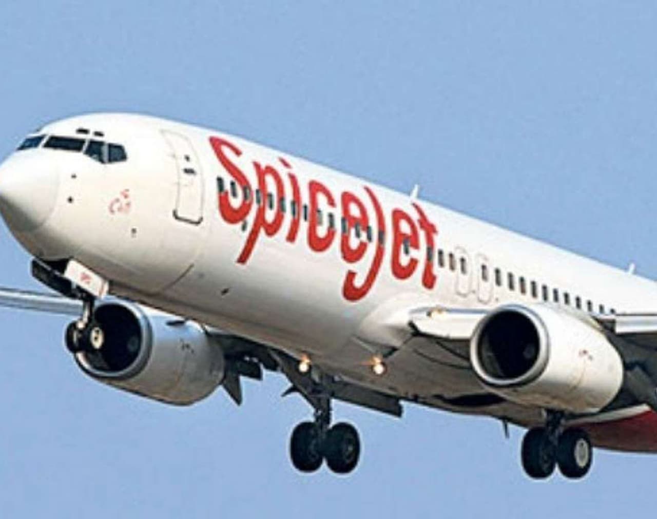 <p> కరోనా వైరస్ సెకండ్ వేవ్ ప్రభావం ఇప్పుడు భారతదేశంలోని విమానరంగాన్ని తాకింది. తాజాగా స్పైస్జెట్ సంస్థ పెద్ద సంఖ్యలో ఉద్యోగుల ఏప్రిల్ జీతాలలో కొత్త విధించనుంది. ఈ నేపథ్యంలో పైలట్లు, క్యాబిన్ సిబ్బందితో సహా ఉద్యోగుల ఏప్రిల్ జీతం నుండి 10 నుంచి 50 శాతం వరకు నిలిపివేసినట్లు కొన్ని వర్గాలు తెలిపాయి</p> <p> కరోనా వైరస్ సెకండ్ వేవ్ ప్రభావం ఇప్పుడు భారతదేశంలోని విమానరంగాన్ని తాకింది. తాజాగా స్పైస్జెట్ సంస్థ పెద్ద సంఖ్యలో ఉద్యోగుల ఏప్రిల్ జీతాలలో కొత్త విధించనుంది. ఈ నేపథ్యంలో పైలట్లు, క్యాబిన్ సిబ్బందితో సహా ఉద్యోగుల ఏప్రిల్ జీతం నుండి 10 నుంచి 50 శాతం వరకు నిలిపివేసినట్లు కొన్ని వర్గాలు తెలిపాయి</p>