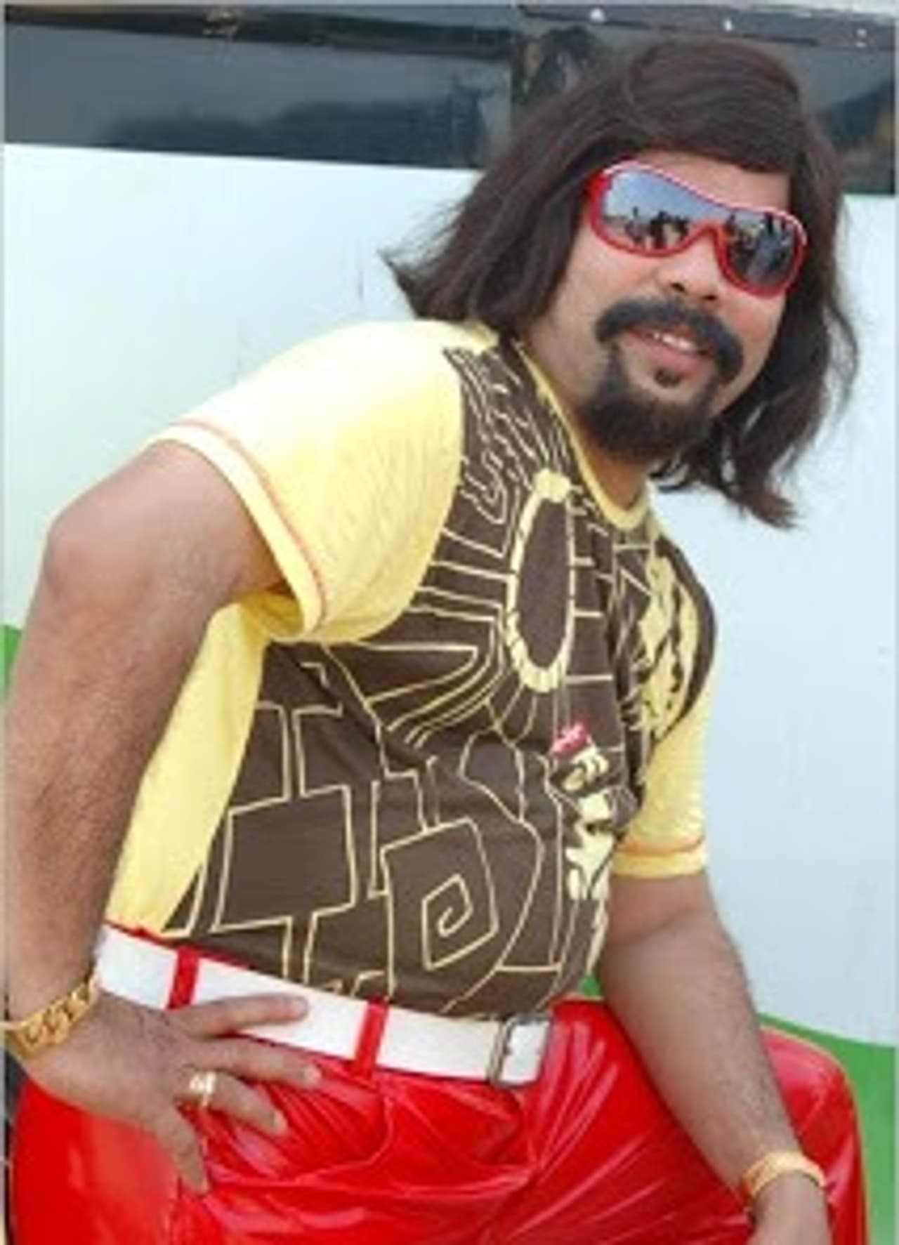 <p>லத்திகா என்ற் படம் மூலமாக 2011ம் ஆண்டு தமிழ் சினிமாவில் அறிமுகமானவர் பவர் ஸ்டார் சீனிவாசன். சொந்த படத்தில் ஹீரோவாக அறிமுகமானதால் பவர் ஸ்டாரை கலாய்க்காதவர்களே கிடையாது. ஆனாலும் அந்த கலாய்களை எல்லாம் பிளஸாக மாற்றிய பவர் ஸ்டார், தற்போது தமிழ் சினிமாவின் பிரபல காமெடி நடிகராக உயர்ந்துள்ளார். </p> <p>லத்திகா என்ற் படம் மூலமாக 2011ம் ஆண்டு தமிழ் சினிமாவில் அறிமுகமானவர் பவர் ஸ்டார் சீனிவாசன். சொந்த படத்தில் ஹீரோவாக அறிமுகமானதால் பவர் ஸ்டாரை கலாய்க்காதவர்களே கிடையாது. ஆனாலும் அந்த கலாய்களை எல்லாம் பிளஸாக மாற்றிய பவர் ஸ்டார், தற்போது தமிழ் சினிமாவின் பிரபல காமெடி நடிகராக உயர்ந்துள்ளார். </p>