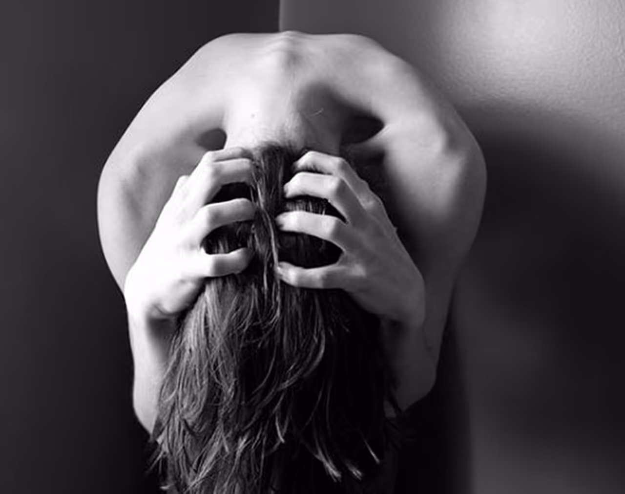 <p>ಈ ಸಮಯದಲ್ಲಿ, ದೇಶ ಮತ್ತು ಜಗತ್ತಿನಲ್ಲಿ ವಿಷಯಗಳು ಕಷ್ಟಕರವಾಗಿರುವಾಗ, ಪ್ರತಿದಿನವೂ ಹೊಸದನ್ನು ಕೇಳಬೇಕಾಗುತ್ತದೆ, ಚಿಂತೆ ಮಾಡುವುದು ಮತ್ತು ಗಾಬರಿಪಡುವುದು ಅನಿವಾರ್ಯ. ಆದರೆ ಕೆಲವರು ನಿರಂತರವಾಗಿ ಅದರ ಬಗ್ಗೆ ಯೋಚಿಸಿದಾಗ ಅಥವಾ ಅಸಮಾಧಾನಗೊಂಡಾಗ, ಪ್ಯಾನಿಕ್ ಅಟ್ಯಾಕ್ ಅಪಾಯ ಹೆಚ್ಚಾಗುತ್ತದೆ. ಕೊರೊನಾ ಪ್ರತಿಯೊಂದು ಸಣ್ಣ ವಿಷಯದಲ್ಲೂ ಅತಿಯಾದ ಭಯಕ್ಕೆ ಒಳಗಾಗುವುದು, ಪ್ಯಾನಿಕ್ ಅಟ್ಯಾಕ್ ಹೆಚ್ಚಳಕ್ಕೆ ಕಾರಣವಾಗುತ್ತಿದೆ.<br /> </p> <p>ಈ ಸಮಯದಲ್ಲಿ, ದೇಶ ಮತ್ತು ಜಗತ್ತಿನಲ್ಲಿ ವಿಷಯಗಳು ಕಷ್ಟಕರವಾಗಿರುವಾಗ, ಪ್ರತಿದಿನವೂ ಹೊಸದನ್ನು ಕೇಳಬೇಕಾಗುತ್ತದೆ, ಚಿಂತೆ ಮಾಡುವುದು ಮತ್ತು ಗಾಬರಿಪಡುವುದು ಅನಿವಾರ್ಯ. ಆದರೆ ಕೆಲವರು ನಿರಂತರವಾಗಿ ಅದರ ಬಗ್ಗೆ ಯೋಚಿಸಿದಾಗ ಅಥವಾ ಅಸಮಾಧಾನಗೊಂಡಾಗ, ಪ್ಯಾನಿಕ್ ಅಟ್ಯಾಕ್ ಅಪಾಯ ಹೆಚ್ಚಾಗುತ್ತದೆ. ಕೊರೊನಾ ಪ್ರತಿಯೊಂದು ಸಣ್ಣ ವಿಷಯದಲ್ಲೂ ಅತಿಯಾದ ಭಯಕ್ಕೆ ಒಳಗಾಗುವುದು, ಪ್ಯಾನಿಕ್ ಅಟ್ಯಾಕ್ ಹೆಚ್ಚಳಕ್ಕೆ ಕಾರಣವಾಗುತ್ತಿದೆ.<br /> </p>