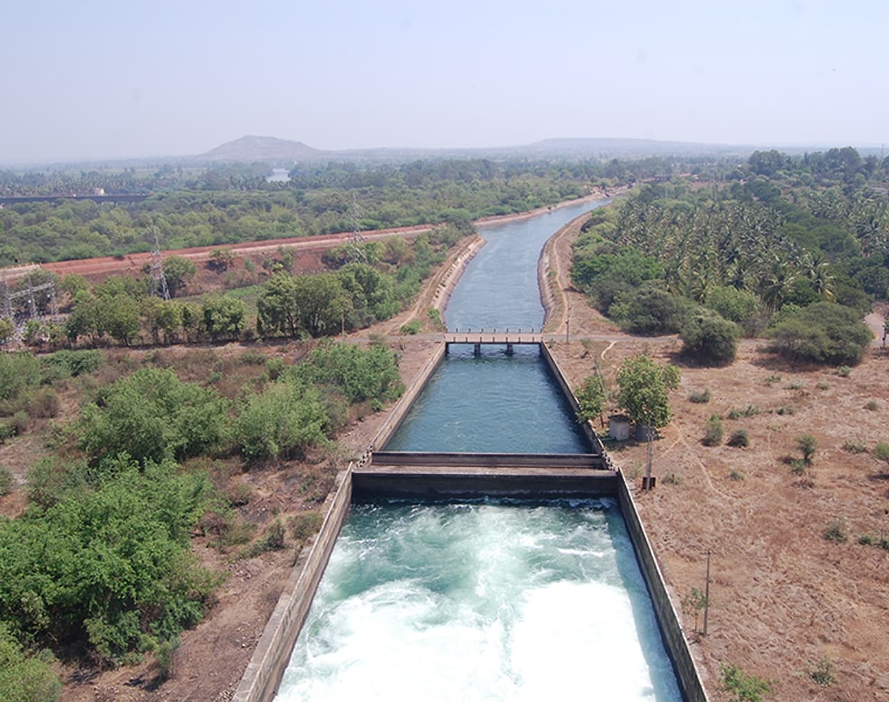 <p> నదీ జలాల వినియోగం విషయంంలో తెలంగాణ, ఆంధ్రప్రదేశ్ రాష్ట్రాల వైఖరుల్లో మార్పులు కన్పిస్తున్నాయి. దీంతో ఏపీ ప్రభుత్వం తీసుకొన్న నిర్ణయాన్ని నిరసిస్తూ తెలంగాణ ప్రభుత్వం సుప్రీంకోర్టును ఆశ్రయించింది. అపెక్స్ కౌన్సిల్ సమావేశంలో ఈ సమస్యకు పరిష్కారం లభిస్తోందా లేదా అనే చర్చ సాగుతోంది. రెండు రాష్ట్రాల మధ్య వివాదానికి ప్రధానంగా పోతిరెడ్డిపాడు ప్రవాహ సామర్ధ్యం పెంపు (రాయలసీమ లిఫ్ట్ ఇరిగేషన్) ప్రాజెక్టు కారణంగా కన్పిస్తోంది</p> <p> నదీ జలాల వినియోగం విషయంంలో తెలంగాణ, ఆంధ్రప్రదేశ్ రాష్ట్రాల వైఖరుల్లో మార్పులు కన్పిస్తున్నాయి. దీంతో ఏపీ ప్రభుత్వం తీసుకొన్న నిర్ణయాన్ని నిరసిస్తూ తెలంగాణ ప్రభుత్వం సుప్రీంకోర్టును ఆశ్రయించింది. అపెక్స్ కౌన్సిల్ సమావేశంలో ఈ సమస్యకు పరిష్కారం లభిస్తోందా లేదా అనే చర్చ సాగుతోంది. రెండు రాష్ట్రాల మధ్య వివాదానికి ప్రధానంగా పోతిరెడ్డిపాడు ప్రవాహ సామర్ధ్యం పెంపు (రాయలసీమ లిఫ్ట్ ఇరిగేషన్) ప్రాజెక్టు కారణంగా కన్పిస్తోంది</p>