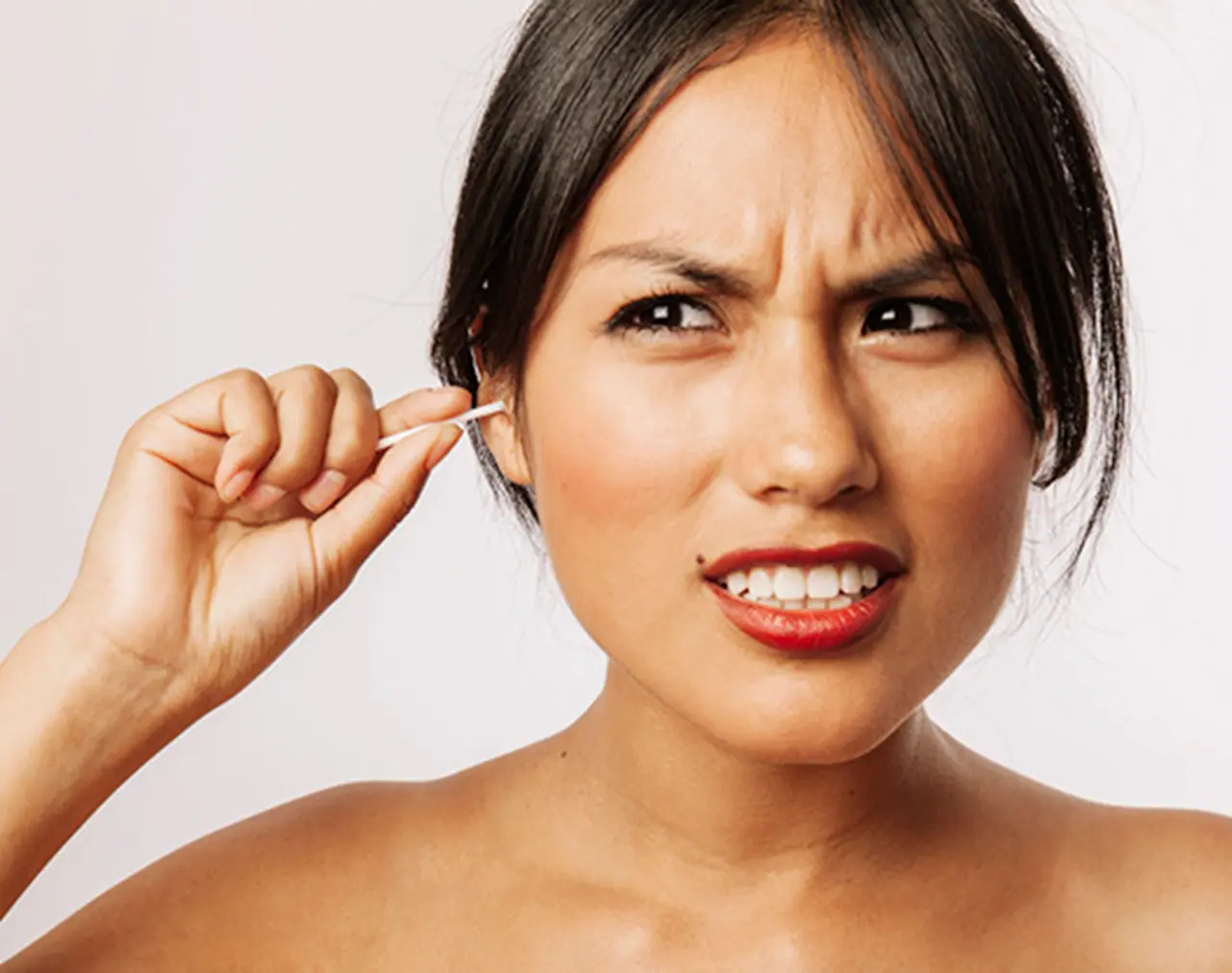 <p>ಇಯರ್ ವ್ಯಾಕ್ಸ್ ಡ್ರೈನೇಜ್, ಅಥವಾ ಕಿವಿಯನ್ನು ಕ್ಲೀನ್ ಮಾಡುವ ಉತ್ಪನ್ನಗಳು ಲಭ್ಯವಿದ್ದರೂ, ಹೊರಕಿವಿಯ ಹೊರಭಾಗದ ಮೇಣಗಳನ್ನು ತೆರವುಗೊಳಿಸಲು ಬಳಸಬಹುದಾದ ಹಲವು ಗೃಹೋಪಯೋಗಿ ವಸ್ತುಗಳು ಸಹ ಇವೆ. ಅವುಗಳಿಂದ ಸುಲಭವಾಗಿ ಕಿವಿಯನ್ನು ಕ್ಲೀನ್ ಮಾಡಬಹುದು. </p> <p>ಇಯರ್ ವ್ಯಾಕ್ಸ್ ಡ್ರೈನೇಜ್, ಅಥವಾ ಕಿವಿಯನ್ನು ಕ್ಲೀನ್ ಮಾಡುವ ಉತ್ಪನ್ನಗಳು ಲಭ್ಯವಿದ್ದರೂ, ಹೊರಕಿವಿಯ ಹೊರಭಾಗದ ಮೇಣಗಳನ್ನು ತೆರವುಗೊಳಿಸಲು ಬಳಸಬಹುದಾದ ಹಲವು ಗೃಹೋಪಯೋಗಿ ವಸ್ತುಗಳು ಸಹ ಇವೆ. ಅವುಗಳಿಂದ ಸುಲಭವಾಗಿ ಕಿವಿಯನ್ನು ಕ್ಲೀನ್ ಮಾಡಬಹುದು. </p>