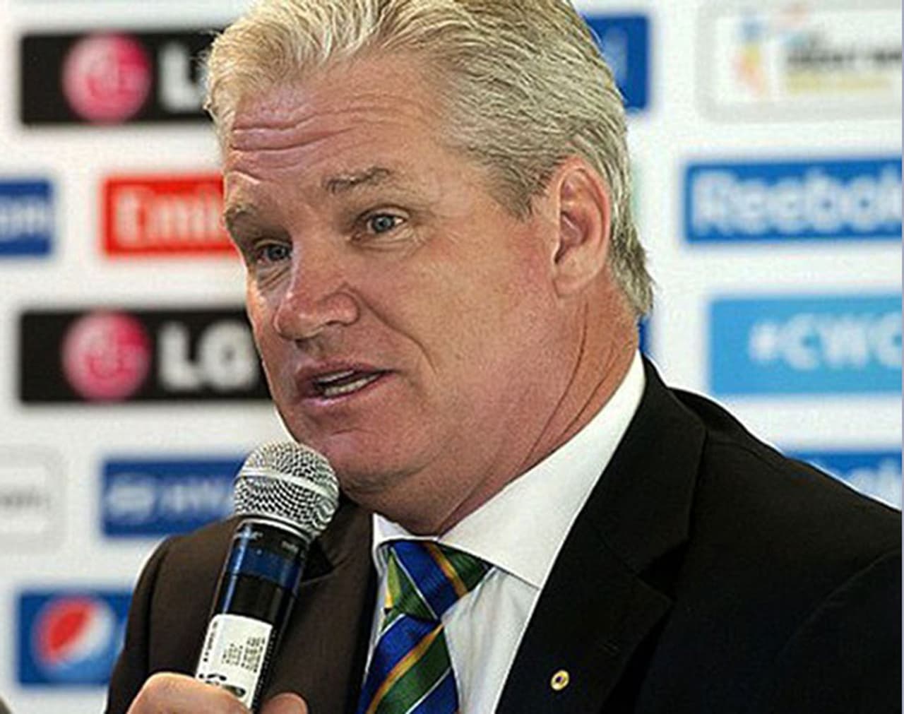 <p>ஐபிஎல் 13வது சீசன் ஐக்கிய அரபு அமீரகத்தில் விறுவிறுப்பாக நடந்துவருகிறது. ஐபிஎல் தொடரின் வர்ணனையாளர்களில் ஒருவரான ஆஸ்திரேலியாவின் முன்னாள் ஜாம்பவான் கிரிக்கெட்டர் டீன் ஜோன்ஸ், நெஞ்சுவலியால் மும்பையில் காலமானார்.<br />&nbsp;</p>