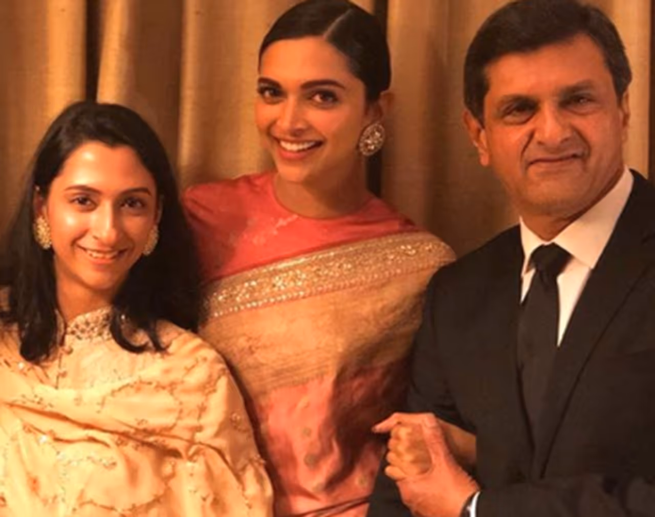 <p>A few days ago, we learned that Deepika Padukone’s parents Prakash and Ujjala Padukone tested positive for COVID 19 and her sister Anisha Padukone.</p> <p>A few days ago, we learned that Deepika Padukone’s parents Prakash and Ujjala Padukone tested positive for COVID 19 and her sister Anisha Padukone.</p>