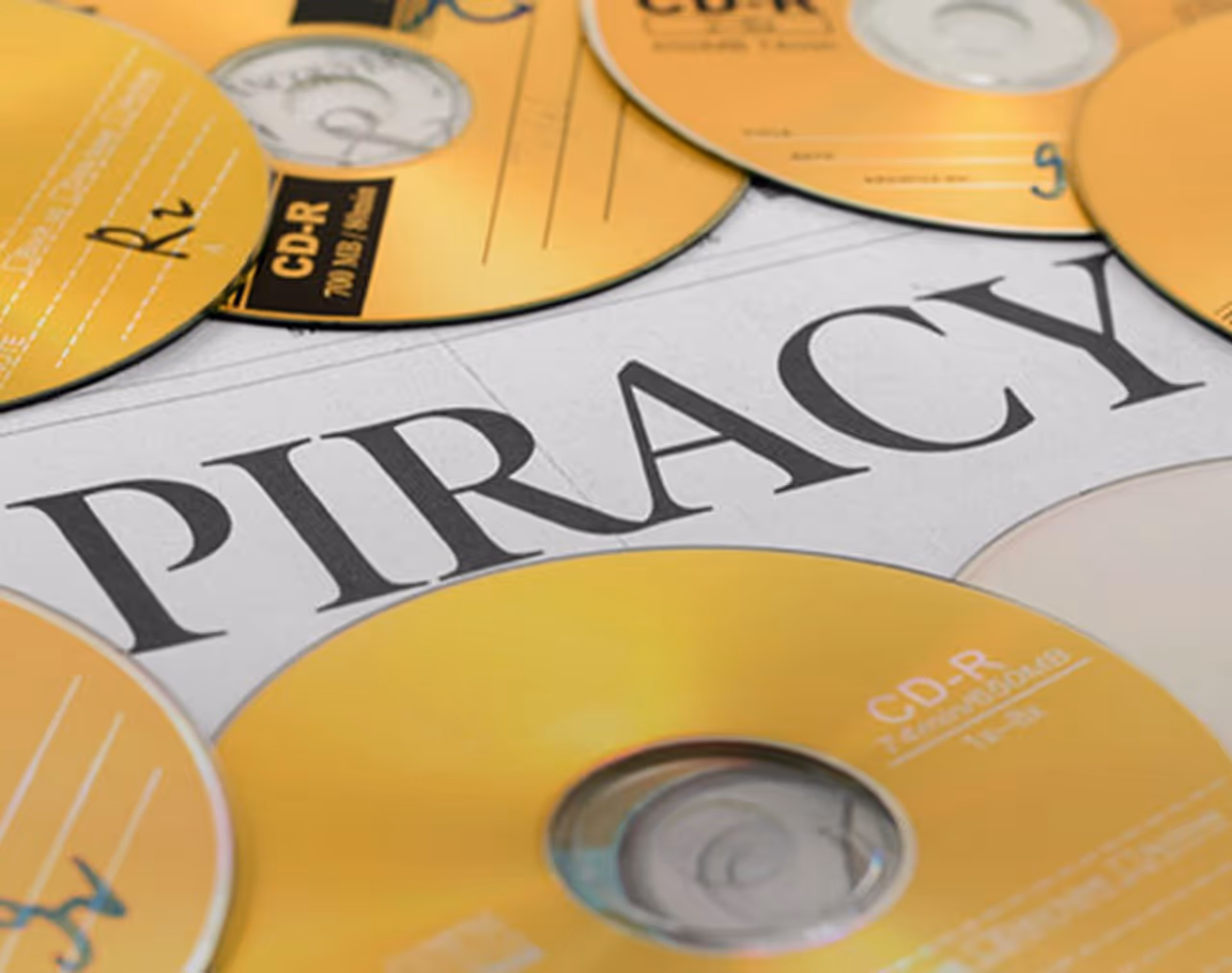 <p>பைரசி இணையதளங்களில் படங்களை வெளியிட வேண்டாம் என பல்வேறு சட்டங்களை போட்டு தடுத்தாலும் இணையத்தில் புது படங்கள் லீக்காவதை தடுக்க முடியவில்லை. அதுவும் பண்டிகை காலங்களை நம்பி வெளியாகும் பெரிய ஹீரோக்களின் மெகா பட்ஜெட் படங்கள் கூட இணையத்தில் கசிவது அதிர்ச்சியை ஏற்படுத்தி வருகிறது. </p> <p>பைரசி இணையதளங்களில் படங்களை வெளியிட வேண்டாம் என பல்வேறு சட்டங்களை போட்டு தடுத்தாலும் இணையத்தில் புது படங்கள் லீக்காவதை தடுக்க முடியவில்லை. அதுவும் பண்டிகை காலங்களை நம்பி வெளியாகும் பெரிய ஹீரோக்களின் மெகா பட்ஜெட் படங்கள் கூட இணையத்தில் கசிவது அதிர்ச்சியை ஏற்படுத்தி வருகிறது. </p>