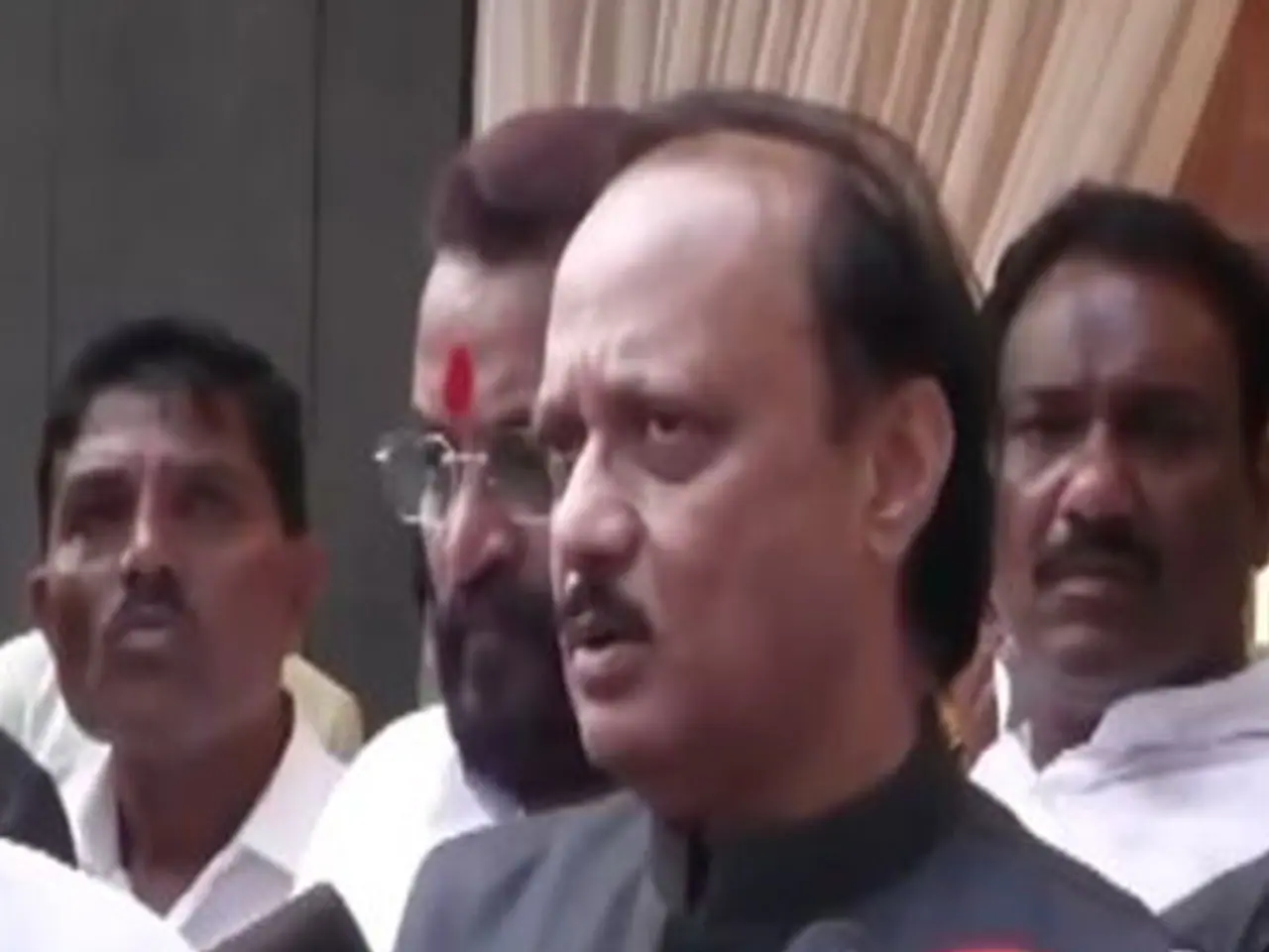 अजित पवार यांच्या मृत्यूने कार्यकर्त्यांना बसला धक्का, किती संपत्तीचे दादा आहेत मालक? अजित पवार यांच्या मृत्यूने कार्यकर्त्यांना बसला धक्का, किती संपत्तीचे दादा आहेत मालक?