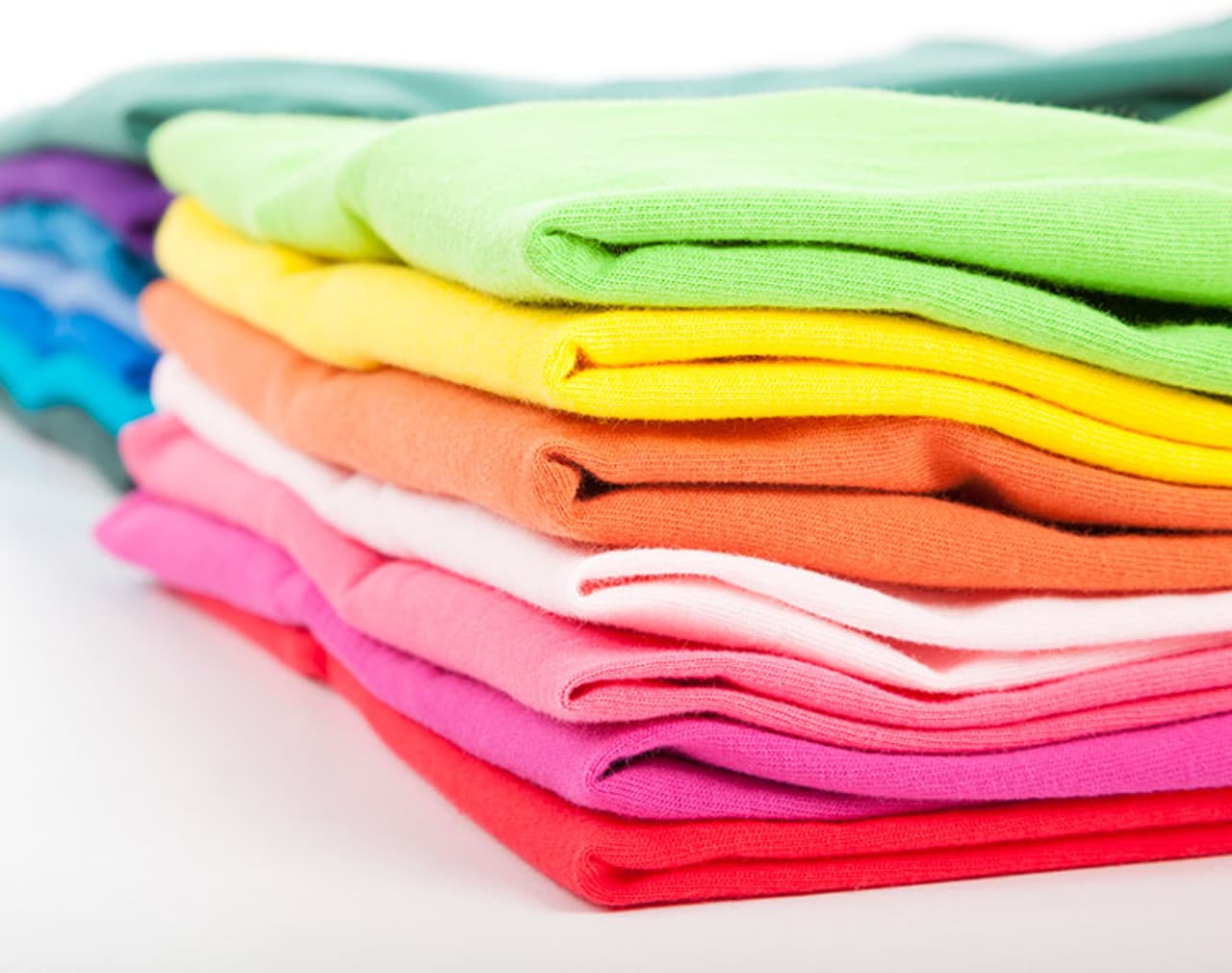 <p>ಬೇರೆ ದೇಶದ ವಸ್ತು ಗಳನ್ನು ಖರೀದಿಸಿದರೆ ಆ ದೇಶದ ಆರ್ಥಿಕ ಸ್ಥಿತಿ ಉತ್ತಮ ಗೊಳ್ಳುತ್ತದೆ, ಹೊರತು ನಮ್ಮ ದೇಶದಲ್ಲ ಎಂಬ ಮಾತನ್ನು ತಲೆಯಲ್ಲಿ ಇಟ್ಟು ಕೊಂಡರೆ ಚೀನಾ ದೇಶದ ವಸ್ತುಗಳ ಅವಶ್ಯಕತೆ ಇಲ್ಲ. ಏನೇ ಇರಲಿ ನಮ್ಮ ದೇಶದಲ್ಲಿ ಉತ್ಪಾದಿಸುವ ಅನೇಕ ಬ್ರಾಂಡ್ ಗಳ ಕಂಪನಿ ಗಳಿವೆ. ಈಗ ಜನರ ಮನೋಭಾವ ಹೇಗೆಂದರೆ ನಾವು ಧರಿಸುವ ಬಟ್ಟೆ ಉತ್ತಮ ದರ್ಜೆಯದ್ದು ಆಗಿರಬೇಕು, ದುಬಾರಿ ಆಗಿರಬೇಕು . ಹಾಗಾಗಿ ನಮ್ಮ ದೇಶದ ಬ್ರಾಂಡೆಡ್ ಬಟ್ಟೆ ಗಳ್ಳನೇ ಹಾಕಿಕೊಳ್ಳಿ . </p> <p>ಬೇರೆ ದೇಶದ ವಸ್ತು ಗಳನ್ನು ಖರೀದಿಸಿದರೆ ಆ ದೇಶದ ಆರ್ಥಿಕ ಸ್ಥಿತಿ ಉತ್ತಮ ಗೊಳ್ಳುತ್ತದೆ, ಹೊರತು ನಮ್ಮ ದೇಶದಲ್ಲ ಎಂಬ ಮಾತನ್ನು ತಲೆಯಲ್ಲಿ ಇಟ್ಟು ಕೊಂಡರೆ ಚೀನಾ ದೇಶದ ವಸ್ತುಗಳ ಅವಶ್ಯಕತೆ ಇಲ್ಲ. ಏನೇ ಇರಲಿ ನಮ್ಮ ದೇಶದಲ್ಲಿ ಉತ್ಪಾದಿಸುವ ಅನೇಕ ಬ್ರಾಂಡ್ ಗಳ ಕಂಪನಿ ಗಳಿವೆ. ಈಗ ಜನರ ಮನೋಭಾವ ಹೇಗೆಂದರೆ ನಾವು ಧರಿಸುವ ಬಟ್ಟೆ ಉತ್ತಮ ದರ್ಜೆಯದ್ದು ಆಗಿರಬೇಕು, ದುಬಾರಿ ಆಗಿರಬೇಕು . ಹಾಗಾಗಿ ನಮ್ಮ ದೇಶದ ಬ್ರಾಂಡೆಡ್ ಬಟ್ಟೆ ಗಳ್ಳನೇ ಹಾಕಿಕೊಳ್ಳಿ . </p>