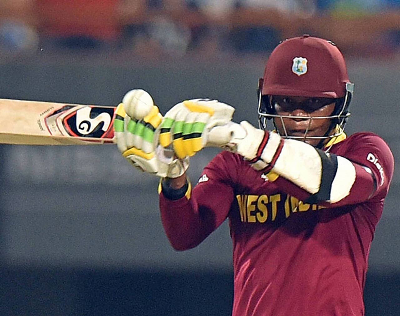 <p>39 ఏళ్ల విండీస్ క్రికెటర్ శామ్యూల్స్... తన కెరీర్లో 330కి పైగా అంతర్జాతీయ మ్యాచులు ఆడాడు. వన్డే జట్టుకి కెప్టెన్గా కూడా వ్యవహారించాడు...</p> <p>39 ఏళ్ల విండీస్ క్రికెటర్ శామ్యూల్స్... తన కెరీర్లో 330కి పైగా అంతర్జాతీయ మ్యాచులు ఆడాడు. వన్డే జట్టుకి కెప్టెన్గా కూడా వ్యవహారించాడు...</p>