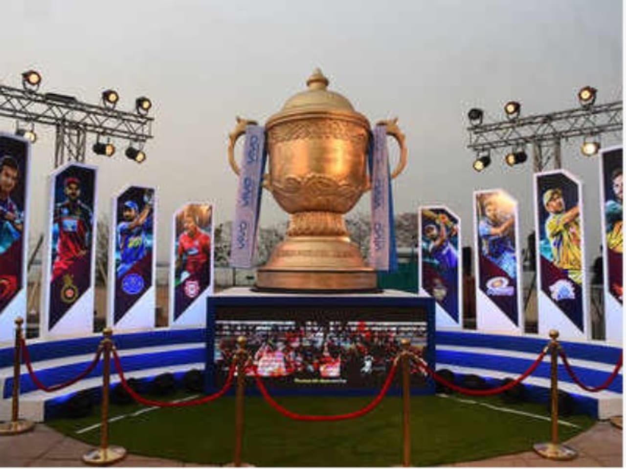 ఇండియన్ ప్రీమియర్ లీగ్... భారతీయ క్రికెట్లో పెను మార్పులు సృష్టించిన మెగా టోర్ని. ఐపిఎల్ రాకతో సాంప్రదాయ క్రికెట్లో మజా పెరిగింది. ఆటగాళ్లు ఐపీఎల్ కారణంగా ధనాధన్ షాట్లకు అలవాడుపడి వన్డే,టెస్టుల్లోనే అదే మాదిరి ఆటతీరును కొనసాగిస్తున్నారు. దీంతో ఆ మ్యాచుల్లో కూడా పరుగల వరద పారుతూ అభిమానులకు మరింత మజా అందిస్తున్నాయి. దీని ప్రభావంతోనే మిగతా అనాదిగా వస్తున్న క్రికెట్ ఈవెంట్లలో మజా పెరిగితే ఇక ఈ ఐపిఎల్ మజా ఎలా వుంటుందో మీరే అర్థంచేసుకోవచ్చు. కొందరు ఆటగాళ్లు బ్యాటింగ్ చేస్తుంటే బంతిని మైదానంలో, బౌలర్ చేతిలో కంటే బౌండరీలోనే ఎక్కువగా వుంటుంది. ఇలా తమ ధనాధన్ బ్యాటింగ్ లో ఐపిఎల్ క్రికెట్లో అత్యధిక సిక్సర్లు బాదిన ఆటగాళ్లలో క్రిస్ గేల్ మొదటిస్థానంలో వున్నాడు. ఈ జాబితాలో ఐదుగురు భారత ఆటగాళ్లు, ఐదుగురు విదేశీ ఆటగాళ్లున్నారు. వారి సిక్సర్ల రికార్డు, మ్యాచుల గురించి ఐపిఎల్2019 సందర్భంగా స్పెషల్ స్టోరీ. ఇండియన్ ప్రీమియర్ లీగ్... భారతీయ క్రికెట్లో పెను మార్పులు సృష్టించిన మెగా టోర్ని. ఐపిఎల్ రాకతో సాంప్రదాయ క్రికెట్లో మజా పెరిగింది. ఆటగాళ్లు ఐపీఎల్ కారణంగా ధనాధన్ షాట్లకు అలవాడుపడి వన్డే,టెస్టుల్లోనే అదే మాదిరి ఆటతీరును కొనసాగిస్తున్నారు. దీంతో ఆ మ్యాచుల్లో కూడా పరుగల వరద పారుతూ అభిమానులకు మరింత మజా అందిస్తున్నాయి. దీని ప్రభావంతోనే మిగతా అనాదిగా వస్తున్న క్రికెట్ ఈవెంట్లలో మజా పెరిగితే ఇక ఈ ఐపిఎల్ మజా ఎలా వుంటుందో మీరే అర్థంచేసుకోవచ్చు. కొందరు ఆటగాళ్లు బ్యాటింగ్ చేస్తుంటే బంతిని మైదానంలో, బౌలర్ చేతిలో కంటే బౌండరీలోనే ఎక్కువగా వుంటుంది. ఇలా తమ ధనాధన్ బ్యాటింగ్ లో ఐపిఎల్ క్రికెట్లో అత్యధిక సిక్సర్లు బాదిన ఆటగాళ్లలో క్రిస్ గేల్ మొదటిస్థానంలో వున్నాడు. ఈ జాబితాలో ఐదుగురు భారత ఆటగాళ్లు, ఐదుగురు విదేశీ ఆటగాళ్లున్నారు. వారి సిక్సర్ల రికార్డు, మ్యాచుల గురించి ఐపిఎల్2019 సందర్భంగా స్పెషల్ స్టోరీ.