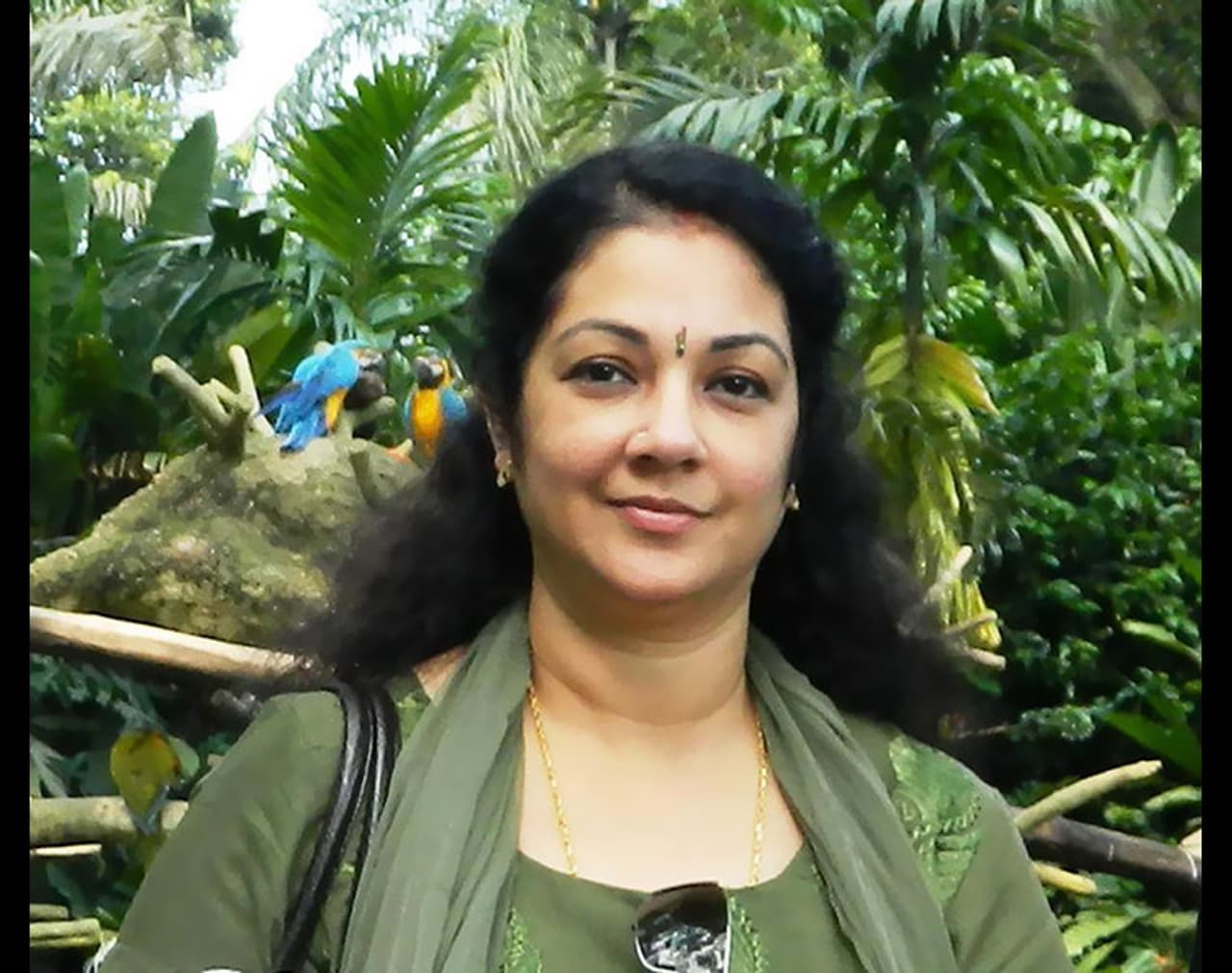<p>Shanthi Krishna married Malayalam actor Shreenath in the year 1984 and divorced him in the year 1995. Shanthi Krishna is married to S Bajore, director of Rajiv Gandhi Group of Institutions.</p> <p>Shanthi Krishna married Malayalam actor Shreenath in the year 1984 and divorced him in the year 1995. Shanthi Krishna is married to S Bajore, director of Rajiv Gandhi Group of Institutions.</p>