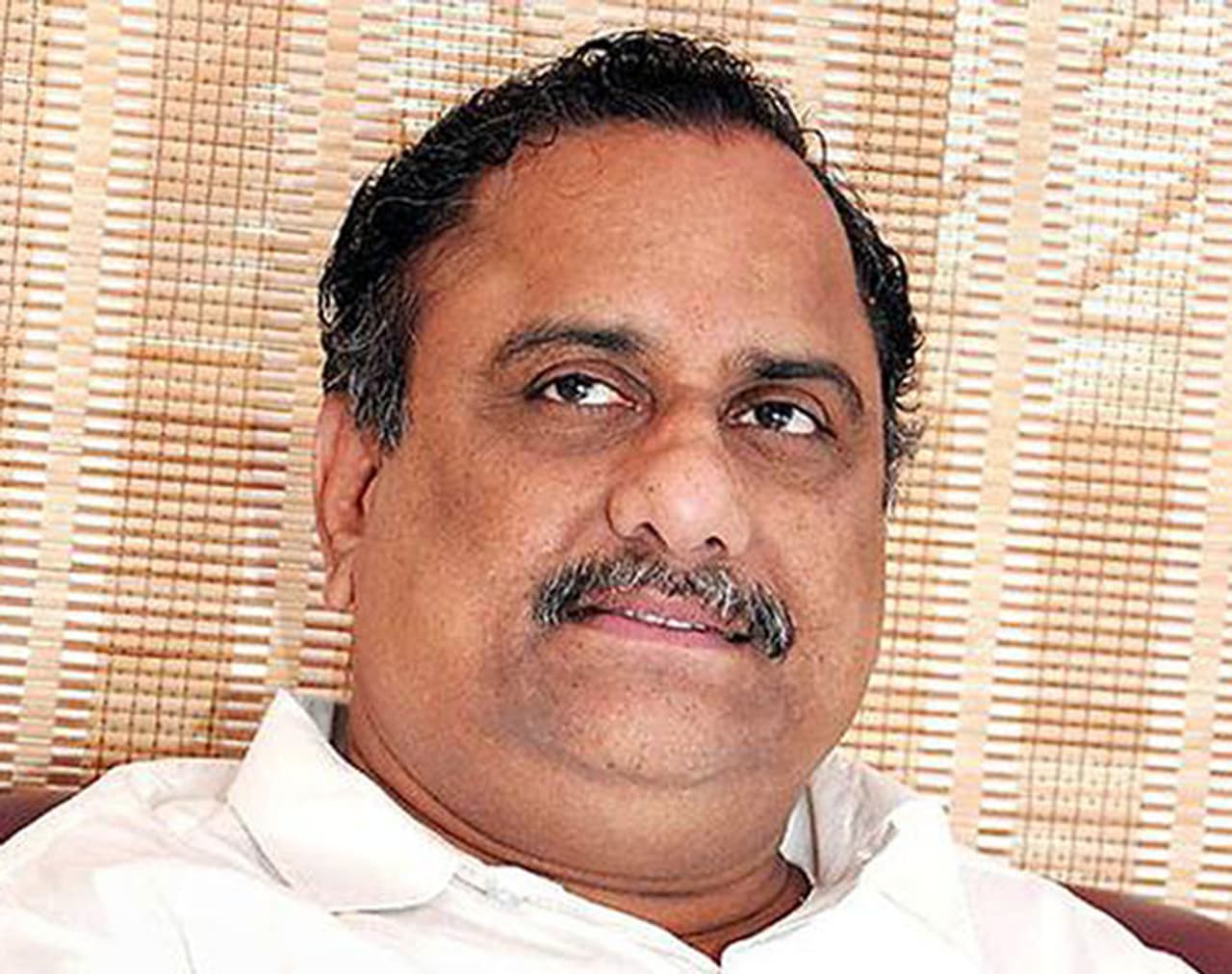 పవన్ కళ్యాణ్ పై ముద్రగడ పోటీ: వై.ఎస్. జగన్ స్కెచ్ ఇదీ..