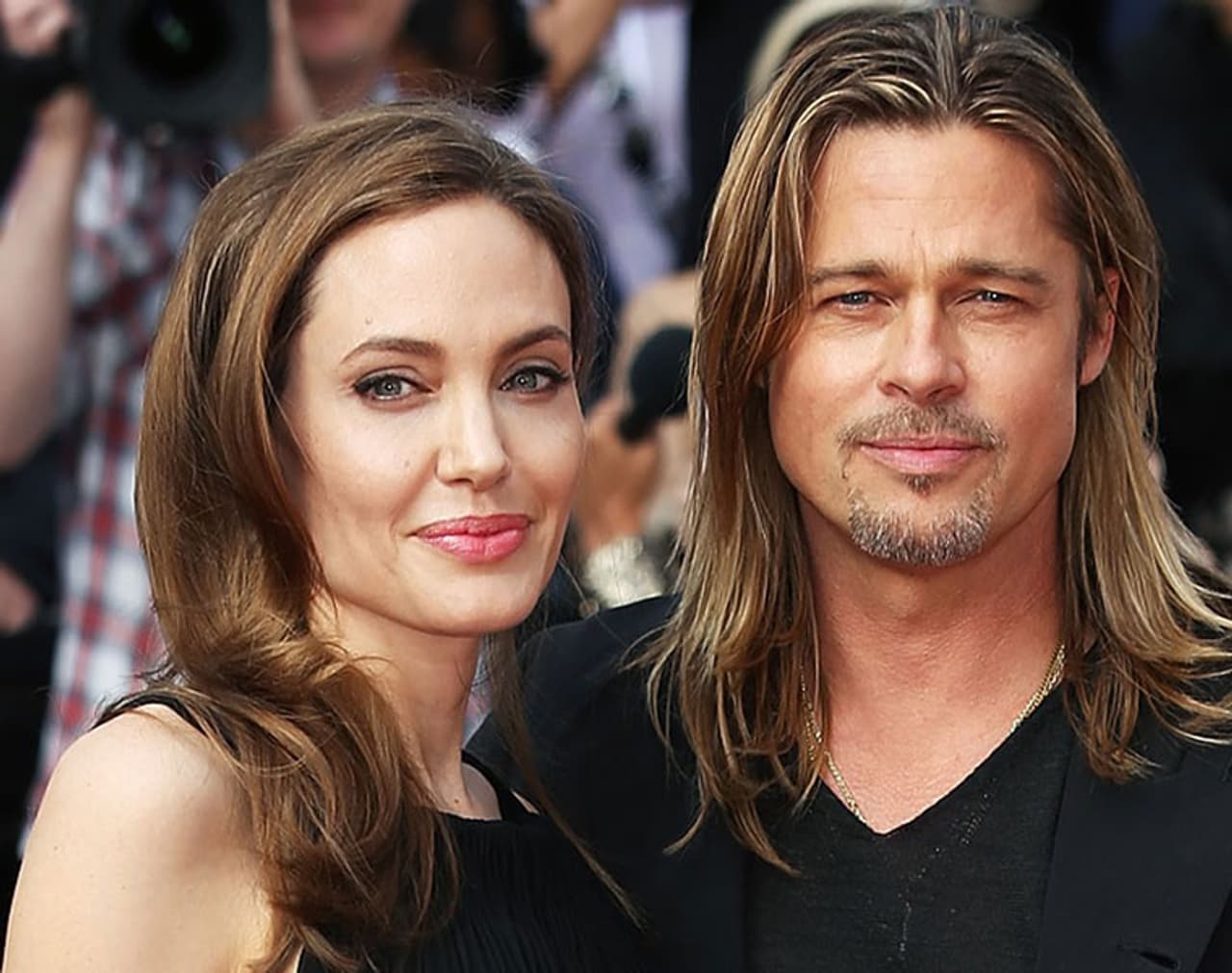 एंजेलिना जोली और ब्रैड पिट हॉलीवुड की बेहद पावरफुल जोड़ी कही जाती थी। दोनों ने पांच साल पहले लंबे अफेयर के बाद शादी की लेकिन दो साल के दौरान ही इस पावरफुल जोड़ी ने जान लिया कि दोनों एक साथ नहीं रह सकते। एंजेलिना जोली और ब्रैड पिट हॉलीवुड की बेहद पावरफुल जोड़ी कही जाती थी। दोनों ने पांच साल पहले लंबे अफेयर के बाद शादी की लेकिन दो साल के दौरान ही इस पावरफुल जोड़ी ने जान लिया कि दोनों एक साथ नहीं रह सकते।