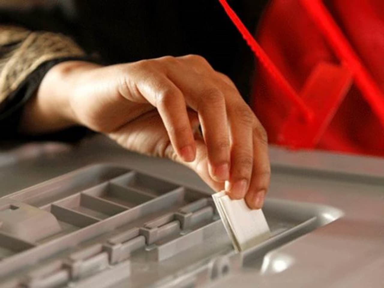 <p> తెలంగాణ రాష్ట్రంలో త్వరలో జరిగే రెండు పట్టభద్రుల ఎమ్మెల్సీ ఎన్నికల్లో పోటీ చేసేందుకు కాంగ్రెస్ పార్టీలో పలువురు ఆశావాహులు పోటీపడుతున్నారు. ఈ రెండు పదవుల కోసం పోటీ పడుతున్న నేతల జాబితాను షార్ట్ లిస్ట్ చేసి అభ్యర్థులను ఎంపిక చేయడం పీసీసీ చీఫ్ ఉత్తమ్ కుమార్ రెడ్డికి కత్తిమీద సాముగా మారింది.</p> <p> తెలంగాణ రాష్ట్రంలో త్వరలో జరిగే రెండు పట్టభద్రుల ఎమ్మెల్సీ ఎన్నికల్లో పోటీ చేసేందుకు కాంగ్రెస్ పార్టీలో పలువురు ఆశావాహులు పోటీపడుతున్నారు. ఈ రెండు పదవుల కోసం పోటీ పడుతున్న నేతల జాబితాను షార్ట్ లిస్ట్ చేసి అభ్యర్థులను ఎంపిక చేయడం పీసీసీ చీఫ్ ఉత్తమ్ కుమార్ రెడ్డికి కత్తిమీద సాముగా మారింది.</p>