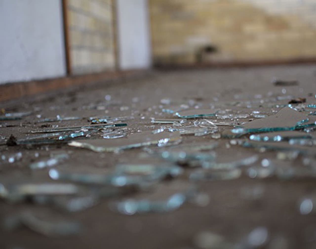 <p><strong>ಗಾಜನ್ನು ಸ್ವಚ್ಛಗೊಳಿಸಲು</strong><br />ಗಾಜು ಕೆಳಗೆ ಬಿದ್ದು ಒಡೆದುಹೋದರೆ ಅದರ ಚೂರುಗಳೆಲ್ಲಾ ನೆಲದ ಮೇಲೆ ಚೆಲ್ಲಾಪಿಲ್ಲಿಯಾಗಿ ಬಿದ್ದಿರುತ್ತದೆ. ಹೀಗಿರುವಾಗ ಯಾರೂ ಕೂಡಾ ಅದರ ಮೇಲೆ ಹೆಜ್ಜೆ ಹಾಕಲು ಬಯಸುವುದಿಲ್ಲ. ಈ ಸಂದರ್ಭದಲ್ಲಿ ಆಲೂಗಡ್ಡೆ ಸಹಾಯಕ್ಕೆ ಬರುತ್ತದೆ. <br /> </p> <p><strong>ಗಾಜನ್ನು ಸ್ವಚ್ಛಗೊಳಿಸಲು</strong><br />ಗಾಜು ಕೆಳಗೆ ಬಿದ್ದು ಒಡೆದುಹೋದರೆ ಅದರ ಚೂರುಗಳೆಲ್ಲಾ ನೆಲದ ಮೇಲೆ ಚೆಲ್ಲಾಪಿಲ್ಲಿಯಾಗಿ ಬಿದ್ದಿರುತ್ತದೆ. ಹೀಗಿರುವಾಗ ಯಾರೂ ಕೂಡಾ ಅದರ ಮೇಲೆ ಹೆಜ್ಜೆ ಹಾಕಲು ಬಯಸುವುದಿಲ್ಲ. ಈ ಸಂದರ್ಭದಲ್ಲಿ ಆಲೂಗಡ್ಡೆ ಸಹಾಯಕ್ಕೆ ಬರುತ್ತದೆ. <br /> </p>