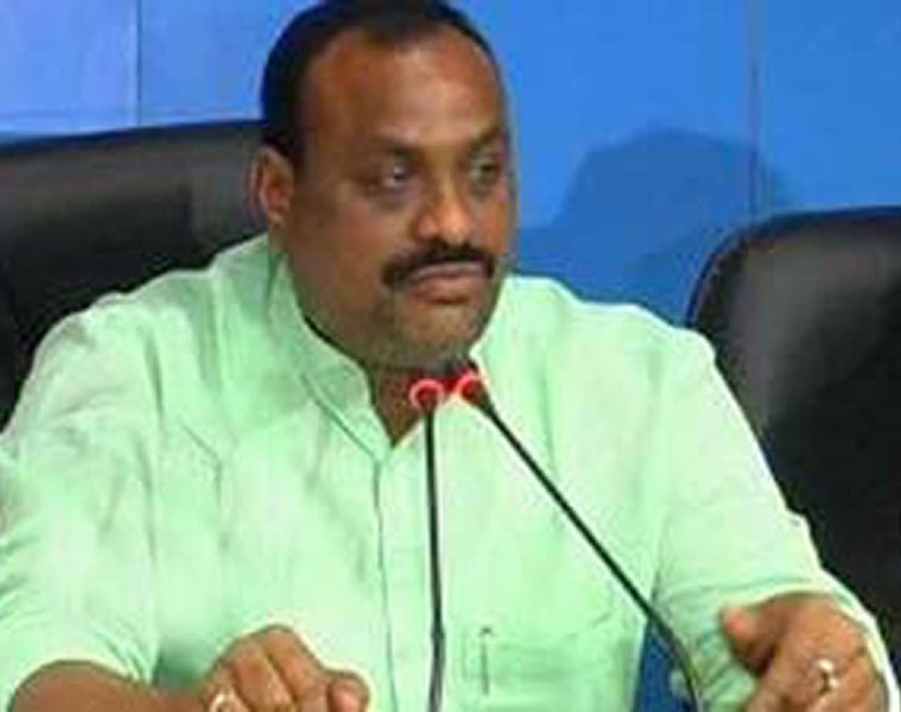 <p>ఆంధ్రప్రదేశ్ లో నిన్న టీడీపీ సీనియర్ నేత టెక్కలి ఎమ్మెల్యే అచ్చెన్నాయుడు అరెస్ట్ వ్యవహారం హాట్ టాపిక్ గ మారింది. ఈఎస్ఐ స్కాం లో భాగంగా ఆయనను అరెస్ట్ చేశామని ప్రభుత్వం చెబుతుంటే... మరొపక్కనేమో టీడీపీ మాత్రం ఇది బీసీలపై దాడి అని పేర్కొంటూ, బీసీలనందరిని దీనిపై పోరాటం చేయమని పిలుపునిస్తుంది. </p> <p>ఆంధ్రప్రదేశ్ లో నిన్న టీడీపీ సీనియర్ నేత టెక్కలి ఎమ్మెల్యే అచ్చెన్నాయుడు అరెస్ట్ వ్యవహారం హాట్ టాపిక్ గ మారింది. ఈఎస్ఐ స్కాం లో భాగంగా ఆయనను అరెస్ట్ చేశామని ప్రభుత్వం చెబుతుంటే... మరొపక్కనేమో టీడీపీ మాత్రం ఇది బీసీలపై దాడి అని పేర్కొంటూ, బీసీలనందరిని దీనిపై పోరాటం చేయమని పిలుపునిస్తుంది. </p>