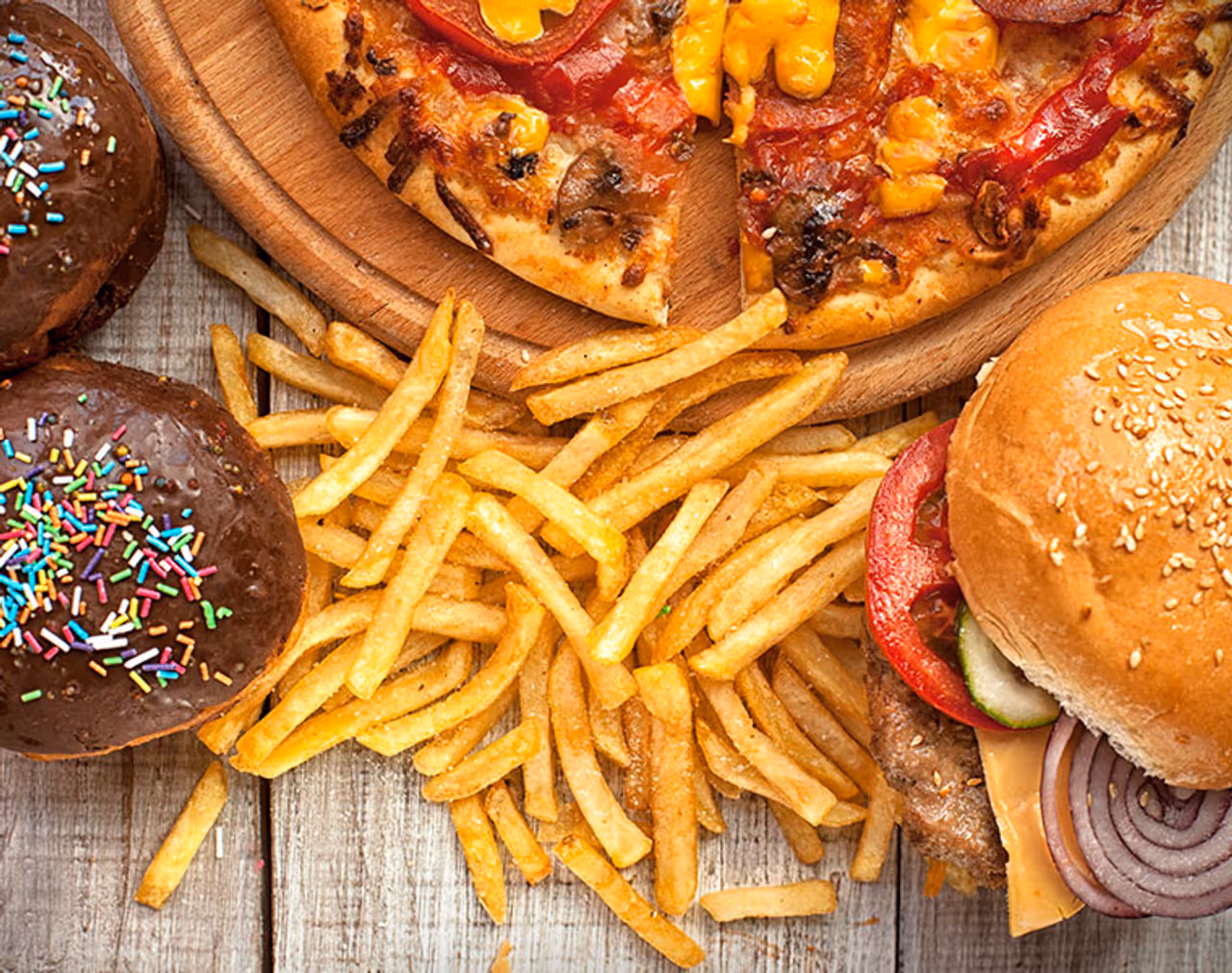 <p>ಫಾಸ್ಟ್ ಫುಡ್. ನೋಡಲು ಚೆಂದ, ತಿನ್ನಲು ಬಲು ರುಚಿ. ಮಾಡಲೂ ಸುಲಭ. ಆದರೆ, ಇದು ಆರೋಗ್ಯದ ಮೇಲೆ ಬೀರುವ ಪರಿಣಾಮ ಅಷ್ಟಿಷ್ಟಲ್ಲ. ಕೇವಲ ಕೊಬ್ಬನ್ನು ಹೆಚ್ಚಿಸಿ, ಬಿಪಿ, ಶುಗರ್‌ನಂಥ ರೋಗಗಳಿಗೆ ಕಾರಣವಾಗುವುದು ಮಾತ್ರವಲ್ಲ, ಹೆಚ್ಚೆಚ್ಚು ಫಾಸ್ಟ್ ಫುಡ್ಸ್&nbsp;ಮಾನಸಿಗ ಆರೋಗ್ಯದ ಮೇಲೂ ಪ್ರಭಾವ ಬೀರಿ, ಒತ್ತಡದ ಮಟ್ಟವನ್ನು ಹೆಚ್ಚಿಸುತ್ತದೆ ಎಂದು ಅಧ್ಯಯನವೊಂದು ತಿಳಿಸಿದೆ.</p>