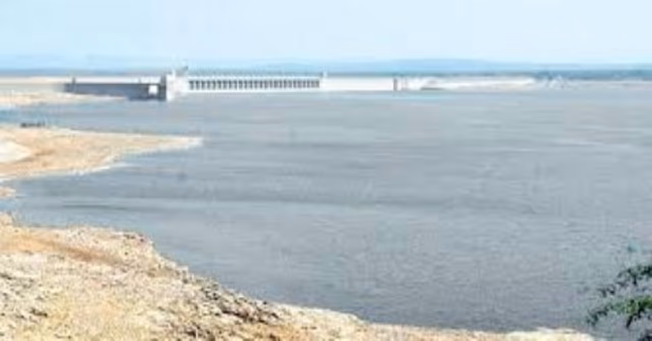 <p>కృష్ణా నది జలాల వినియోగంలో తెలుగు రాష్ట్రాలు రికార్డు సృష్టించాయి. ప్రస్తుత నీటి సంవత్సరం (2019 జూన్ 1 నుండి 2020 మే 31) వరకు రెండు రాష్ట్రాలు 920.405 టీఎంసీల నీటిని వాడుకొన్నారని కృష్ణా రివర్ బోర్డు ప్రకటించింది.</p> <p>కృష్ణా నది జలాల వినియోగంలో తెలుగు రాష్ట్రాలు రికార్డు సృష్టించాయి. ప్రస్తుత నీటి సంవత్సరం (2019 జూన్ 1 నుండి 2020 మే 31) వరకు రెండు రాష్ట్రాలు 920.405 టీఎంసీల నీటిని వాడుకొన్నారని కృష్ణా రివర్ బోర్డు ప్రకటించింది.</p>