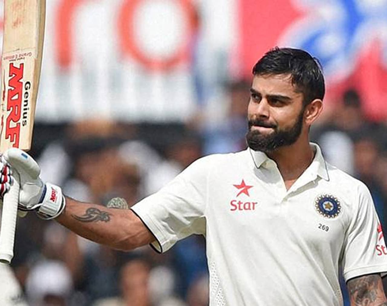 <p>ఇప్పటికే ఆస్ట్రేలియాలో ఆరు సెంచరీలు చేసిన విరాట్, మరో సెంచరీ చేస్తే ఆస్ట్రేలియాలో అత్యధిక శతకాలు బాదిన భారత బ్యాట్స్మెన్గా నిలుస్తాడు..</p> <p>ఇప్పటికే ఆస్ట్రేలియాలో ఆరు సెంచరీలు చేసిన విరాట్, మరో సెంచరీ చేస్తే ఆస్ట్రేలియాలో అత్యధిక శతకాలు బాదిన భారత బ్యాట్స్మెన్గా నిలుస్తాడు..</p>